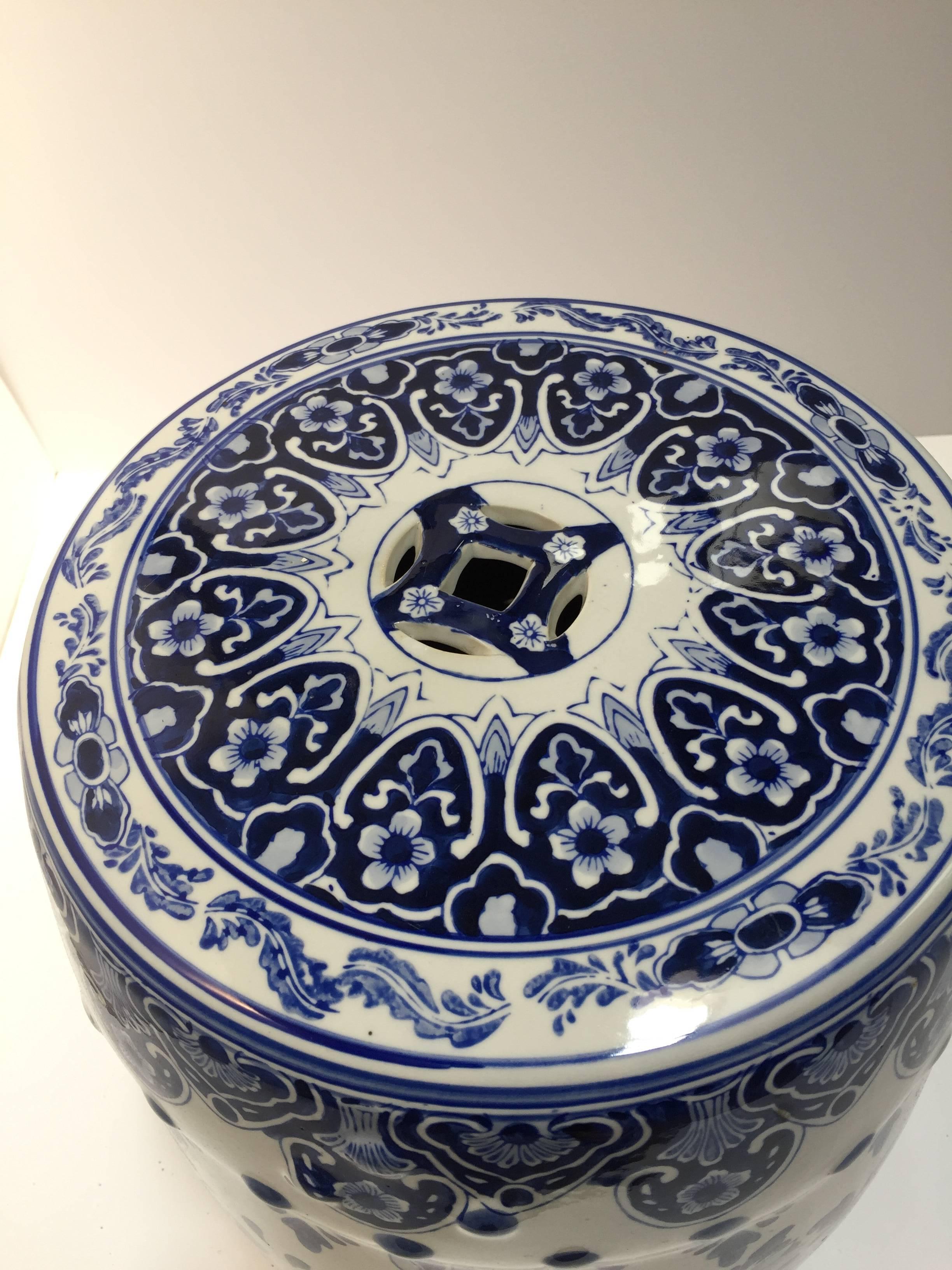 Blue and White Chinese Ceramic Garden Stool In Excellent Condition In North Hollywood, CA