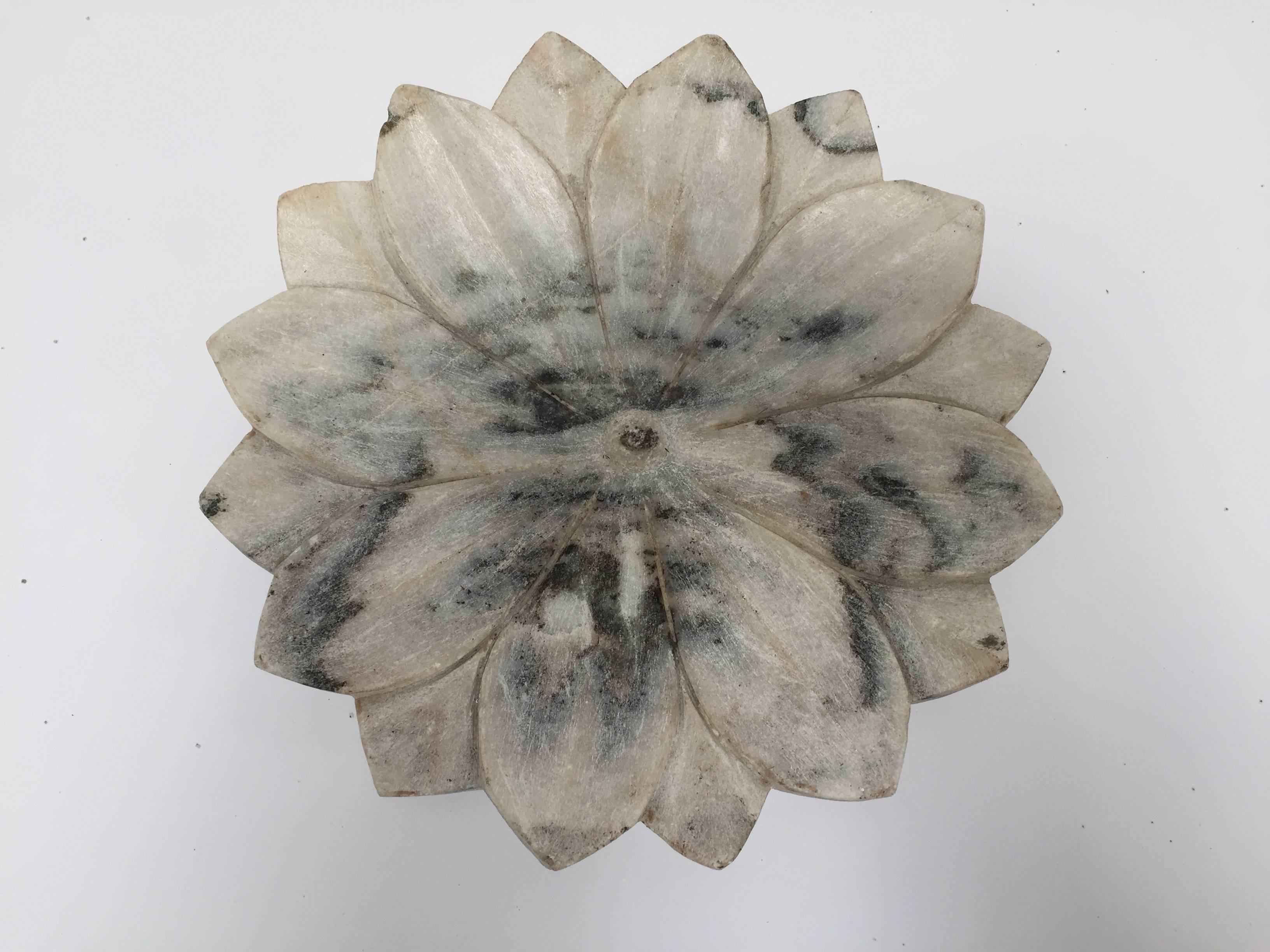 Large carved white marble flower plate.
Handcrafted in India, you can use this lotus form bowl indoor or outdoor.
White marble with black.
Size is 13