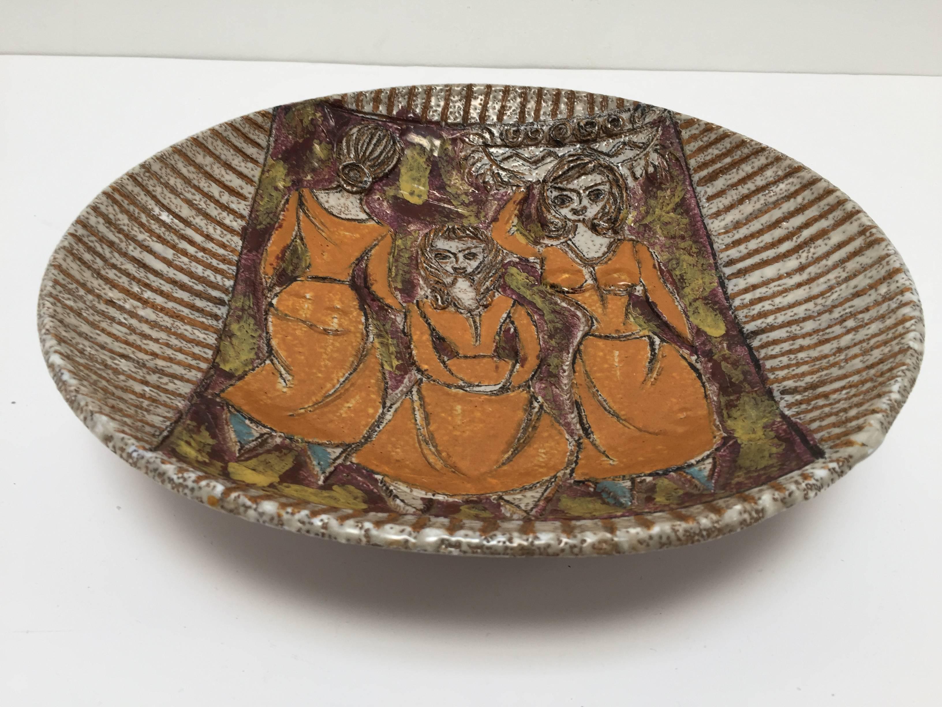 1950s Mid-Century Modern handcrafted and hand-decorated large bowl in the style of Fratelli Fanciullacci.
Vintage handcrafted Italian art studio pottery, Florence.
Bands with vertical sgraffito creating interest and dimensions with three ladies in