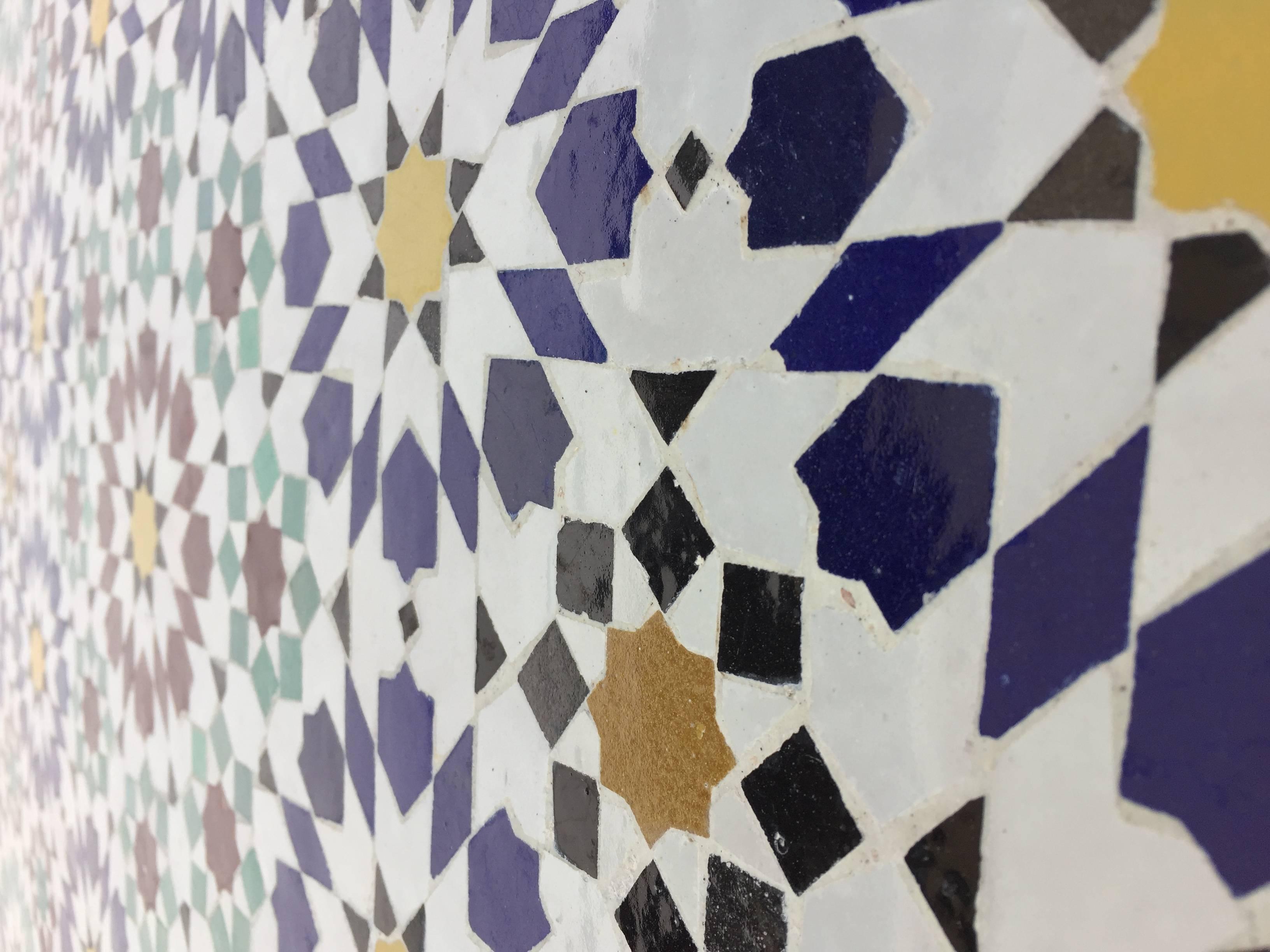 Mauresque Table d'extérieur marocaine en mosaïque de carreaux de Fez au design traditionnel mauresque