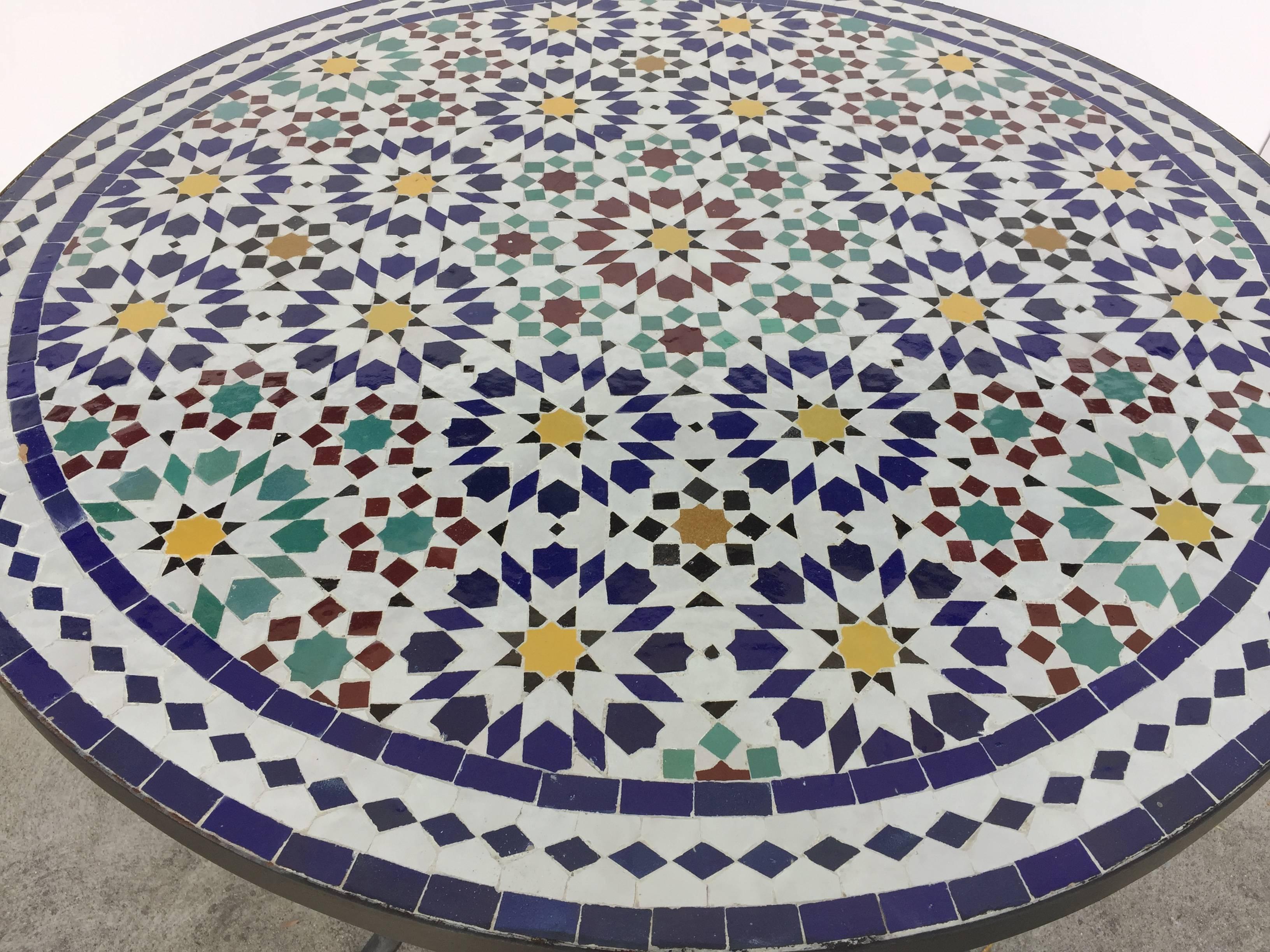 Marocain Table d'extérieur marocaine en mosaïque de carreaux de Fez au design traditionnel mauresque en vente