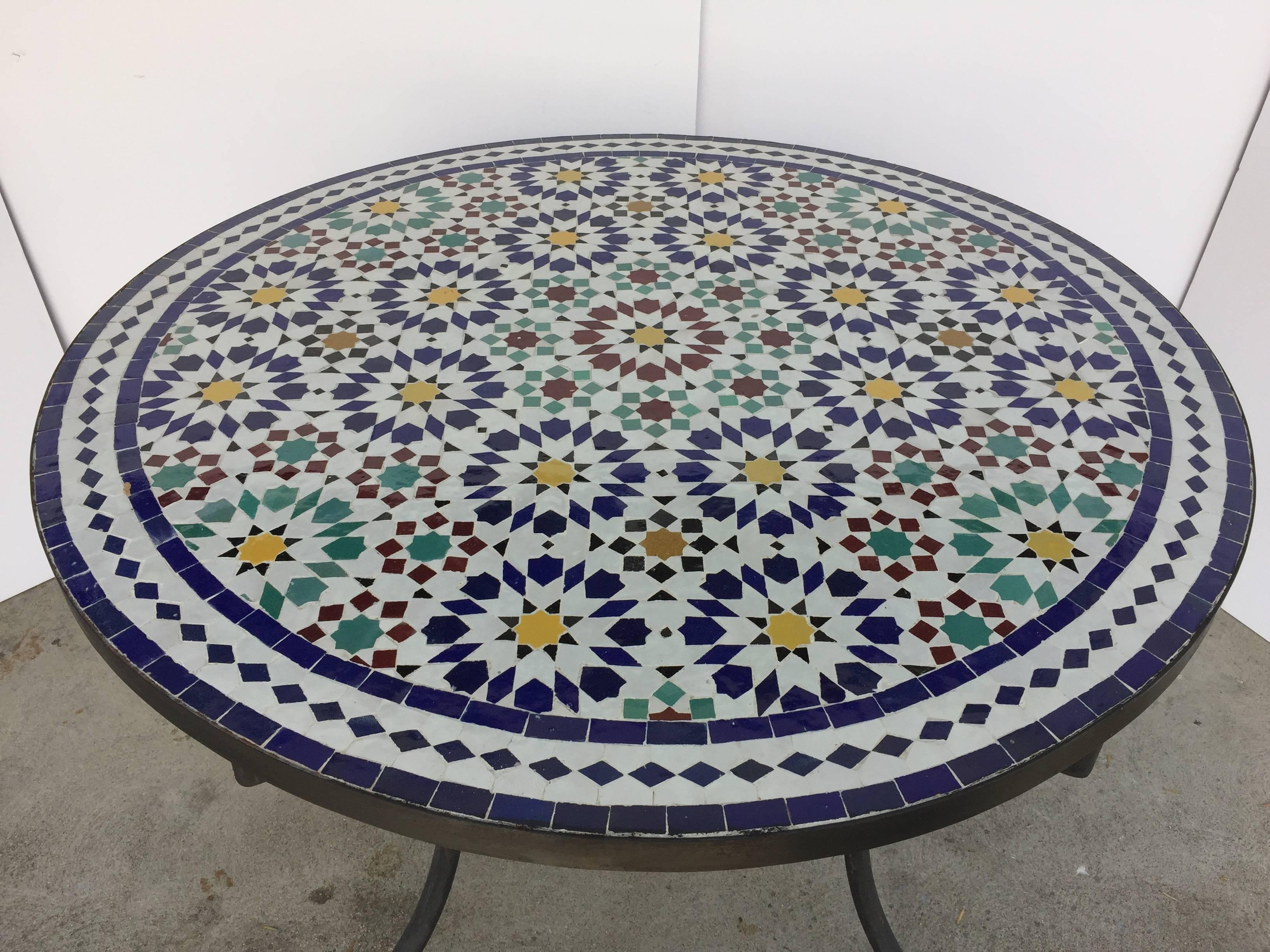 Fait main Table d'extérieur marocaine en mosaïque de carreaux de Fez au design traditionnel mauresque en vente