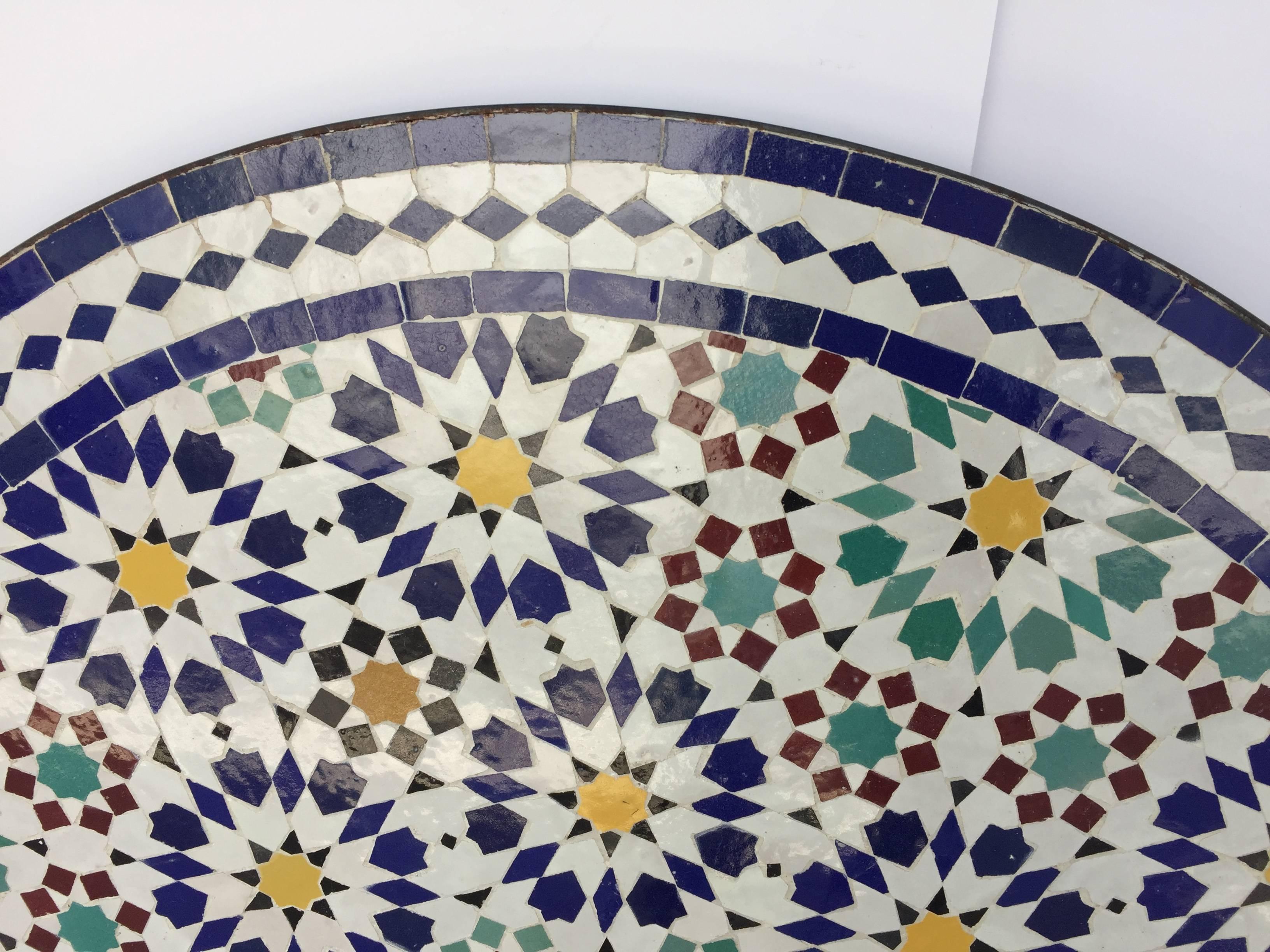 Table d'extérieur marocaine en mosaïque de carreaux de Fez au design traditionnel mauresque 1