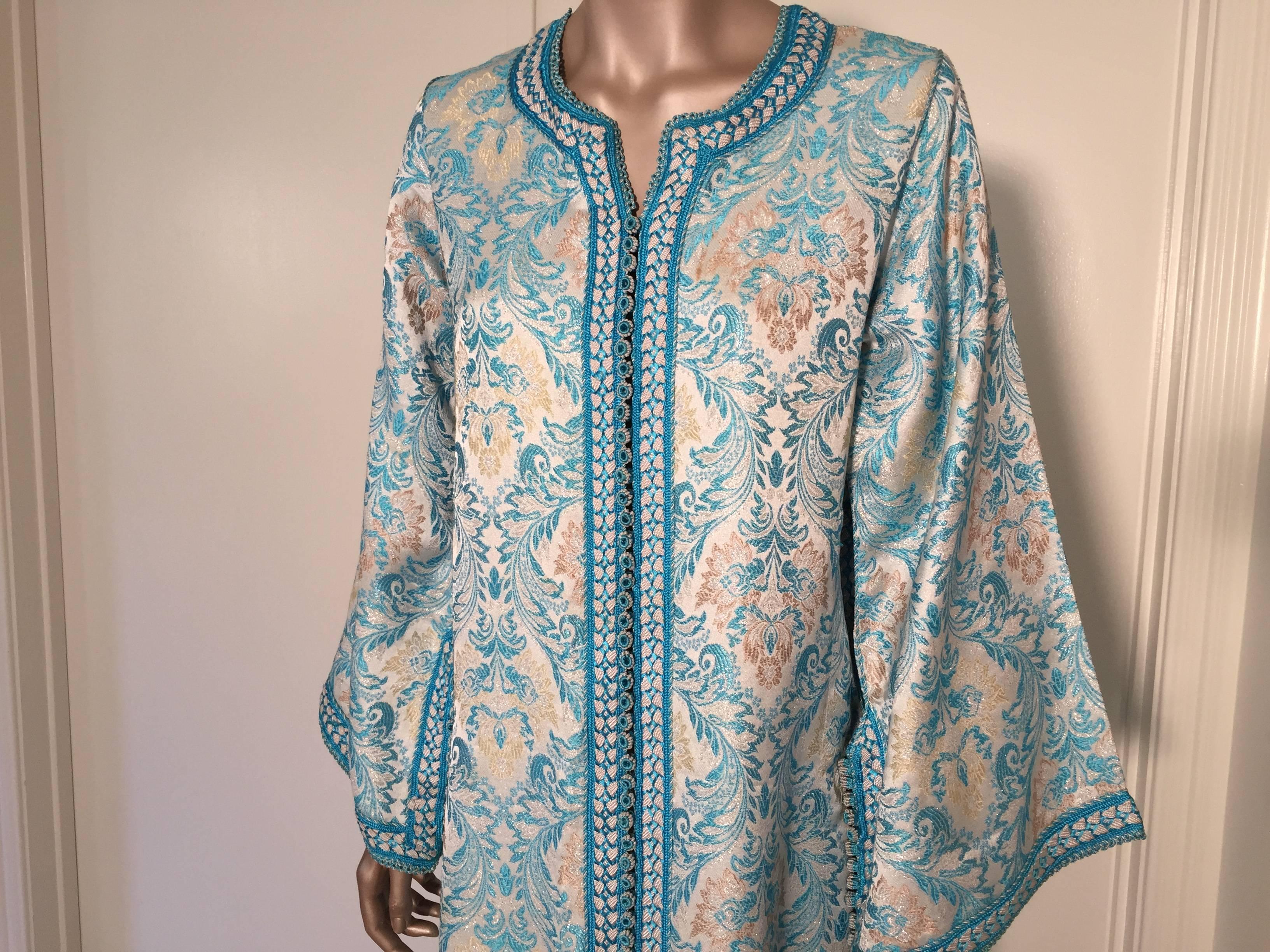 Elegant Moroccan caftan turquoise lame metallic embroidered with gold threads,
circa 1970s.
This long maxi dress kaftan is embroidered and embellished entirely by hand.
One of a kind evening Moroccan Middle Eastern gown.
The kaftan features a