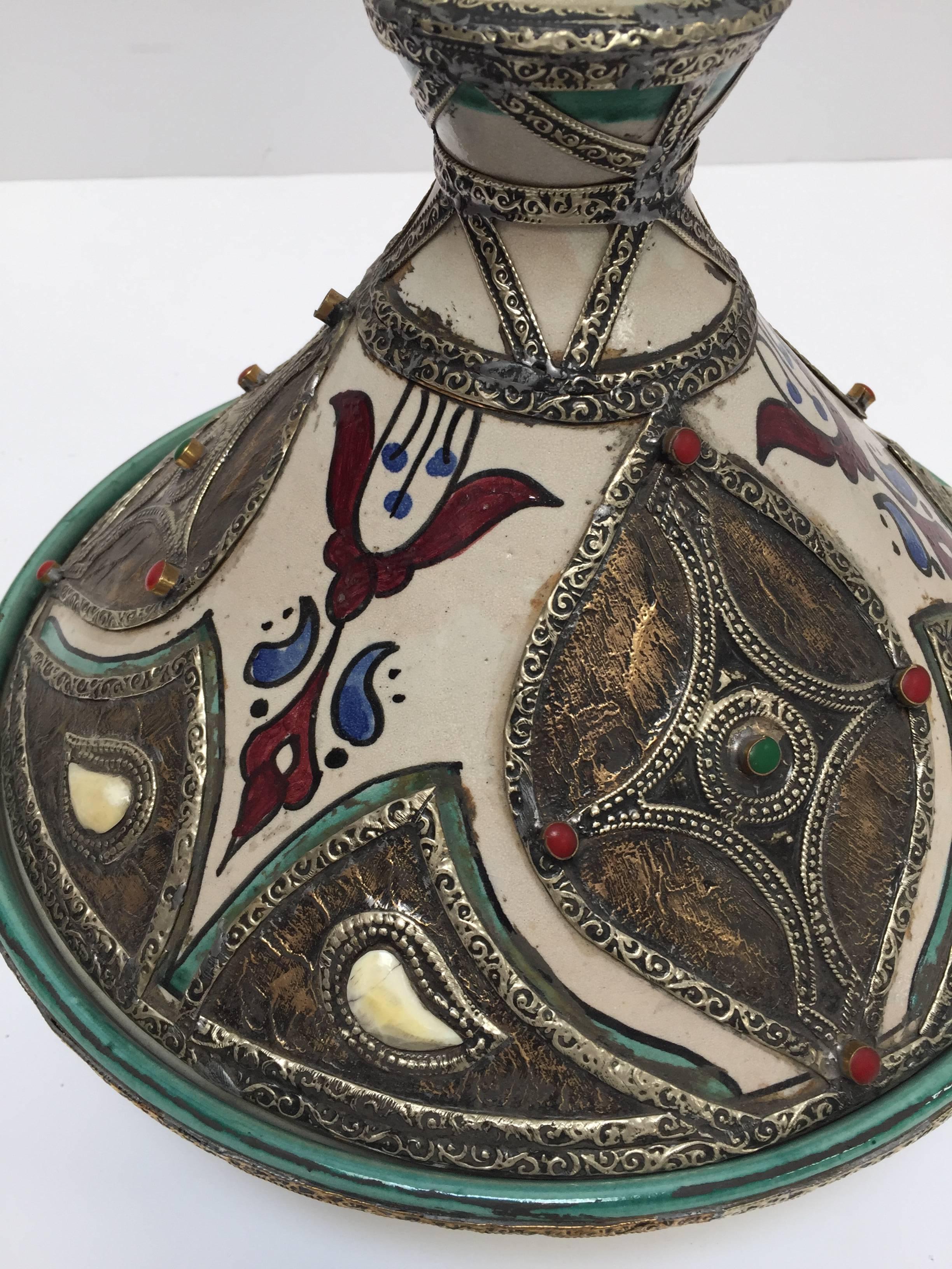 Marokkanische Keramik Tajine aus Fez, polychromiert (20. Jahrhundert) im Angebot