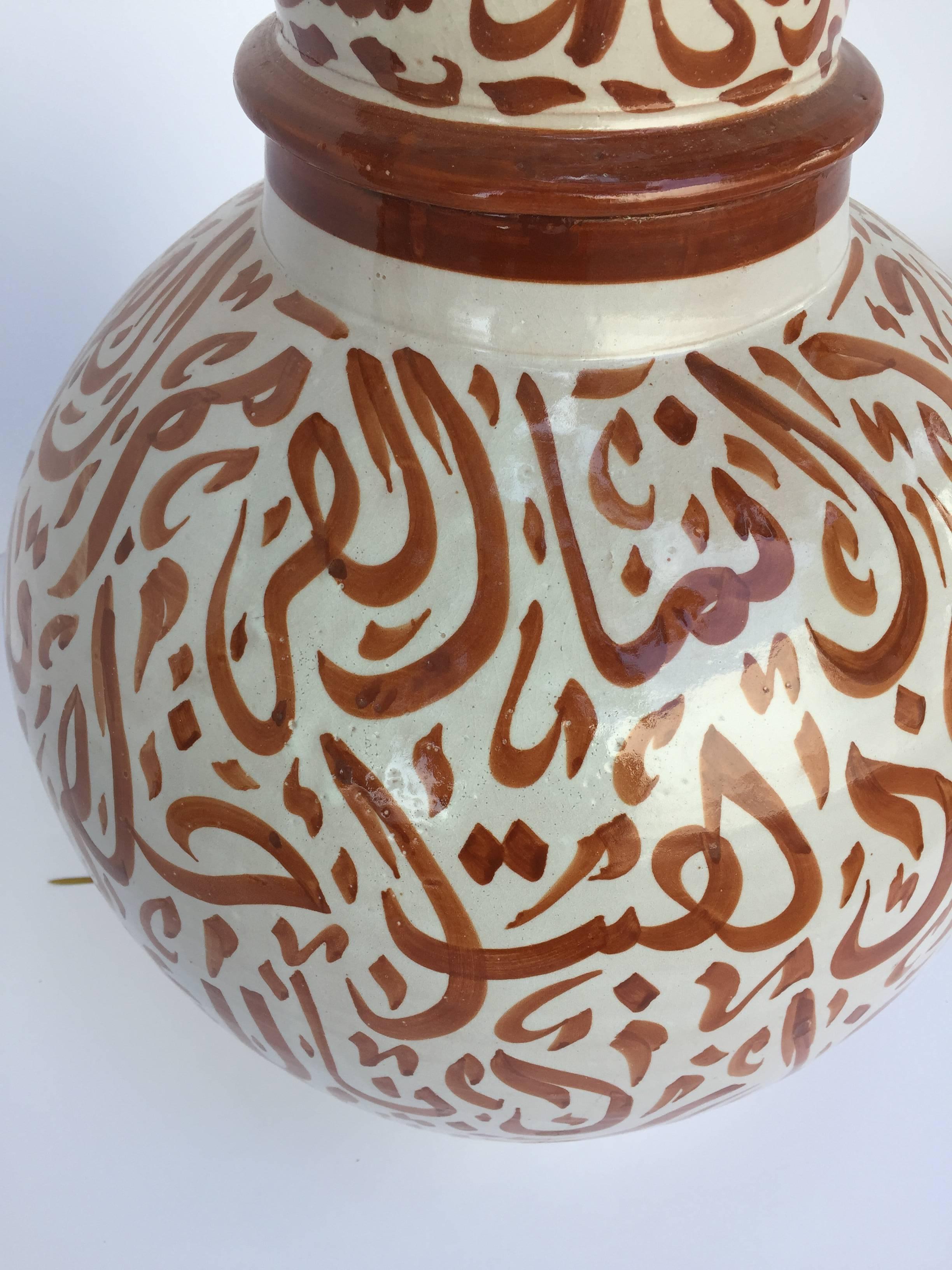 Moroccan Ceramic Lidded Urn from Fez with Arabic Calligraphy Writing In Good Condition For Sale In North Hollywood, CA