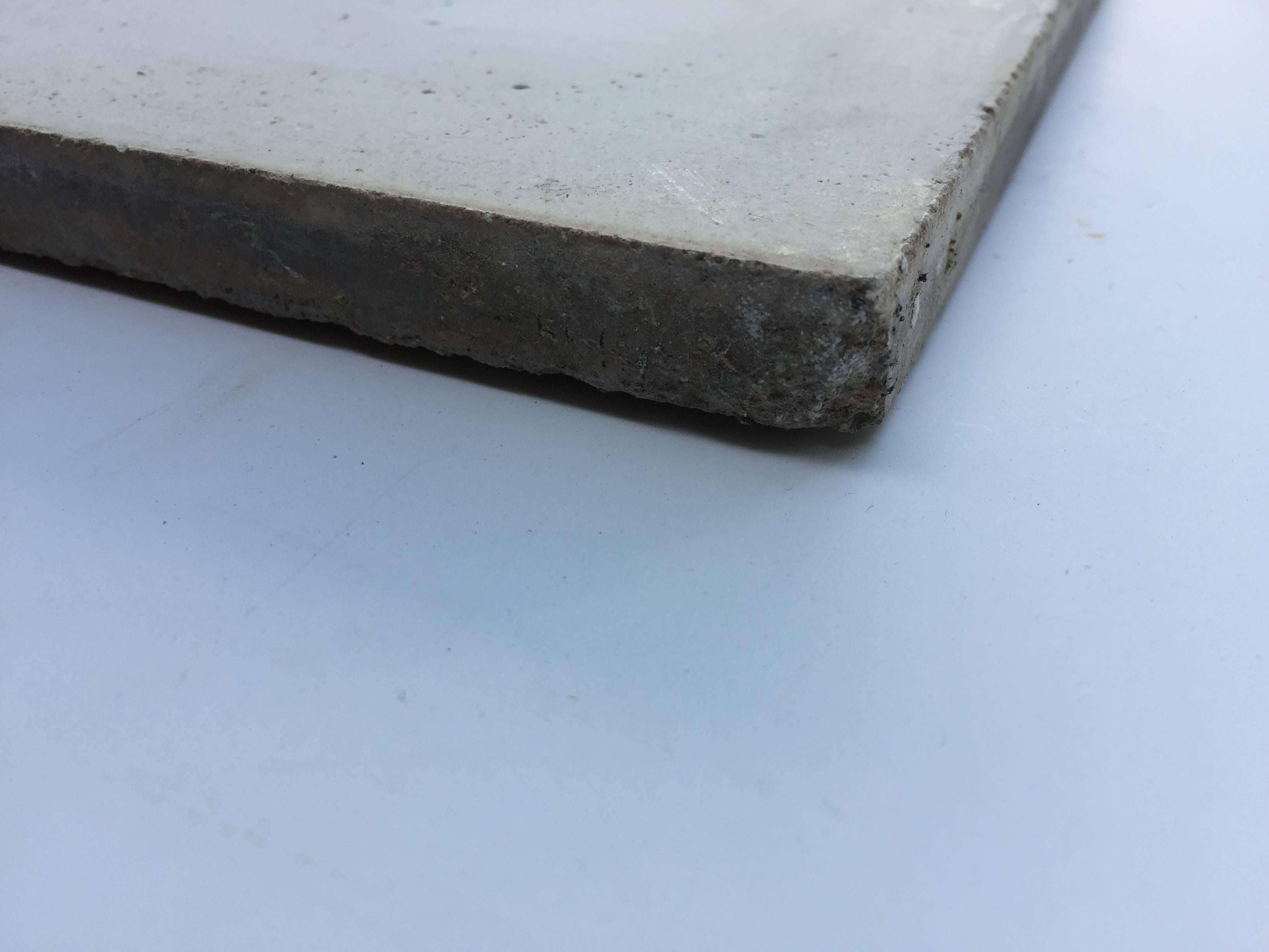 Baldosa de cemento encáustico marroquí en color blanco antiguo siglo XX en venta