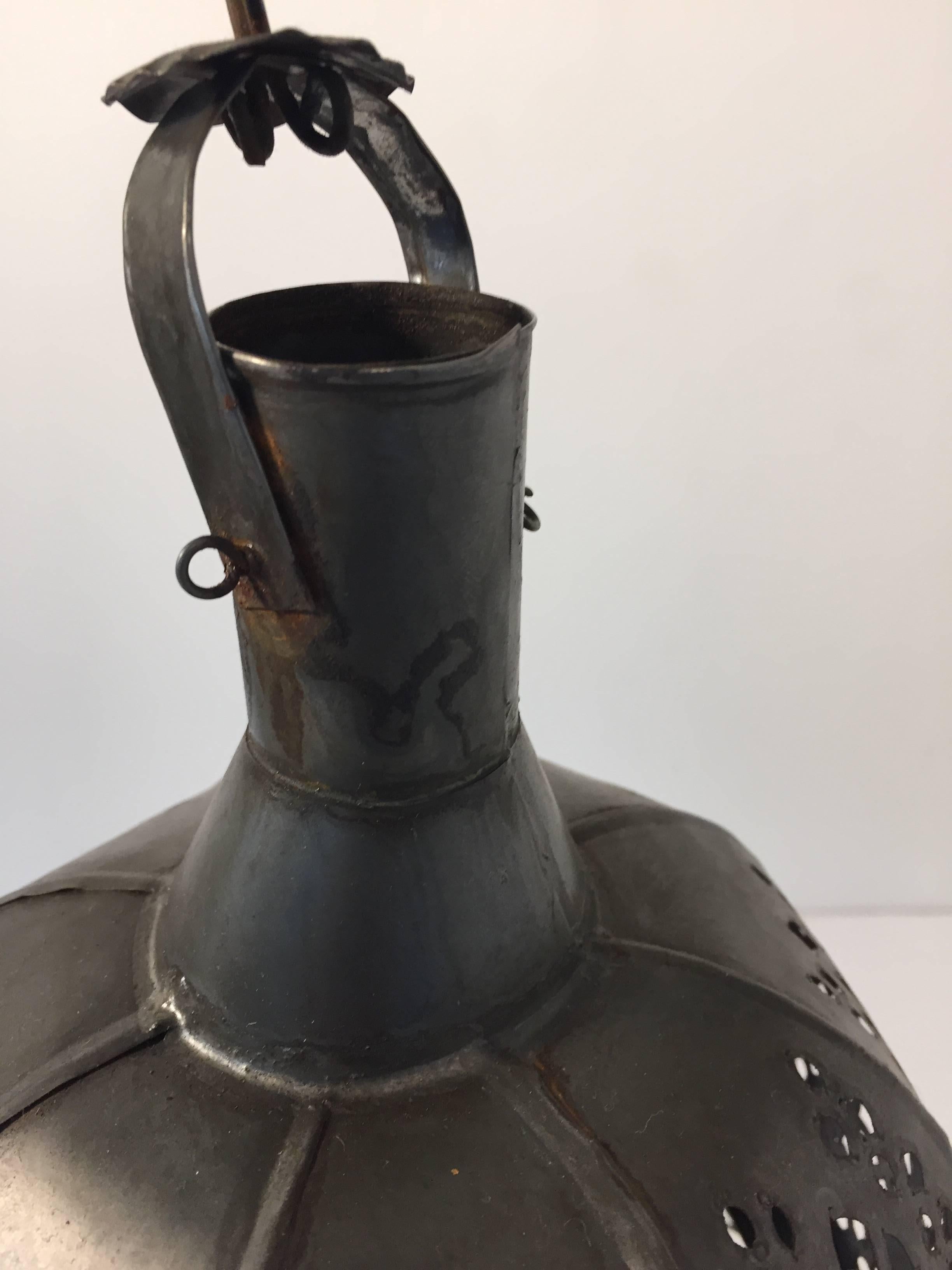 Lanterne de bougie octogonale mauresque marocaine vintage en métal et verre en vente 2