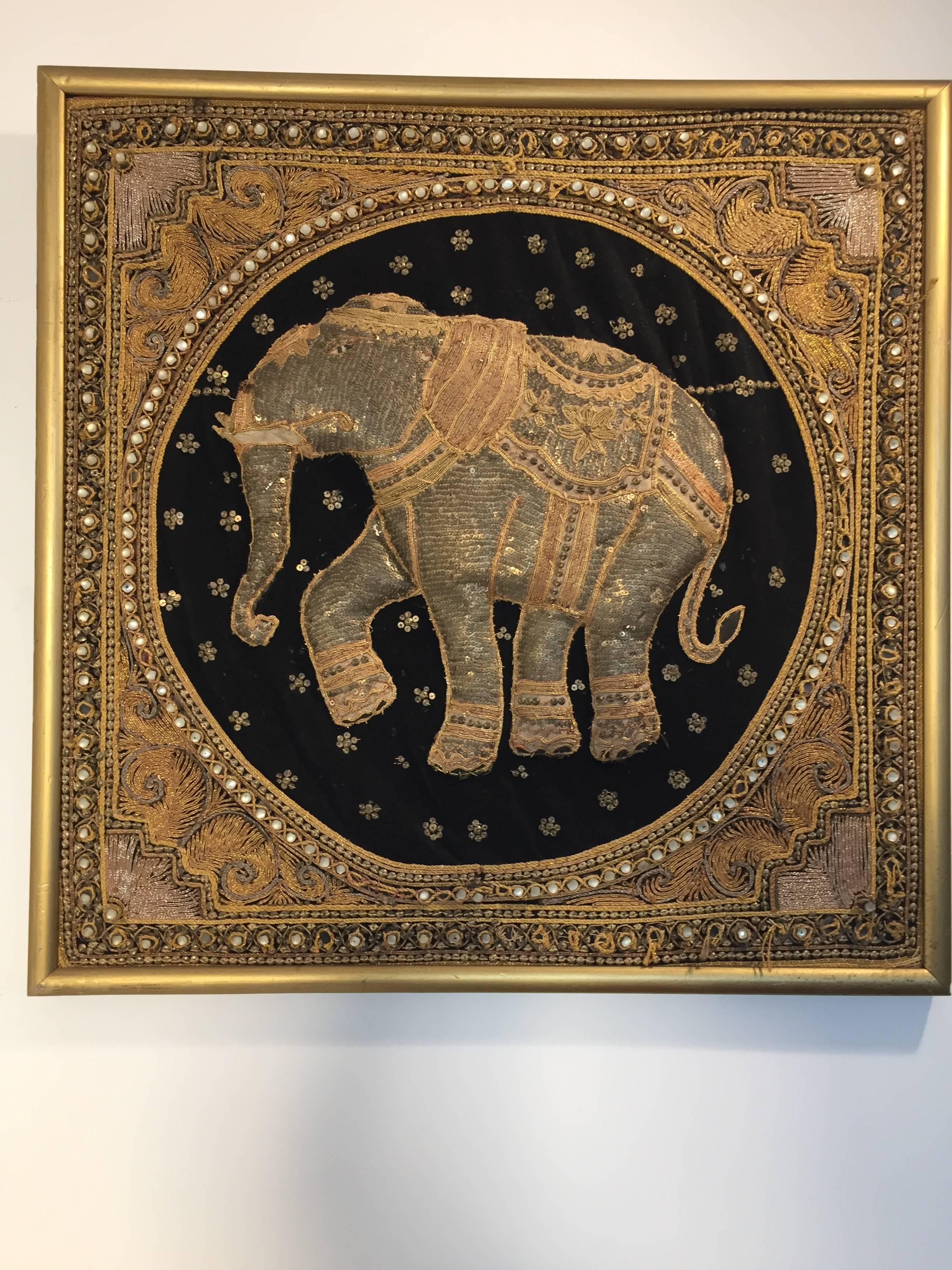 Tapisserie birmane Kalaga représentant un éléphant. 
Tapisserie murale vintage de style asiatique siamois thaïlandais:: rembourrée et texturée avec des pierres:: des paillettes et des fils d'or complexes. 
Taille : 24.5 pouces. X 24.5 in. 
Quelques