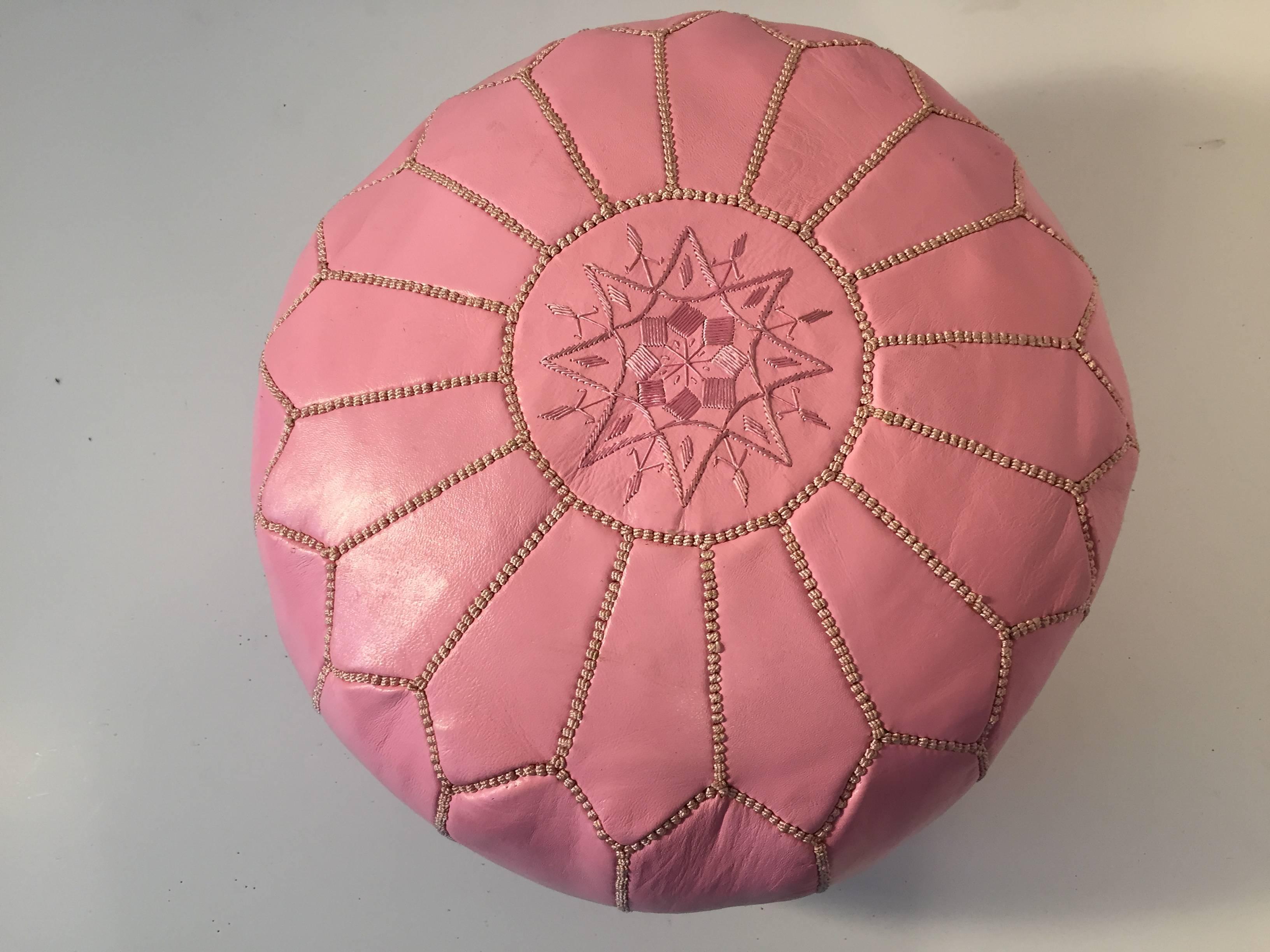 Pouf rond marocain de couleur rose bébé, façonné et brodé à la main à Marrakech. 
De magnifiques motifs géométriques sont cousus à la main sur ce tabouret marocain par des artisans experts. 
Utilisez ces poufs ronds fabriqués à la main comme