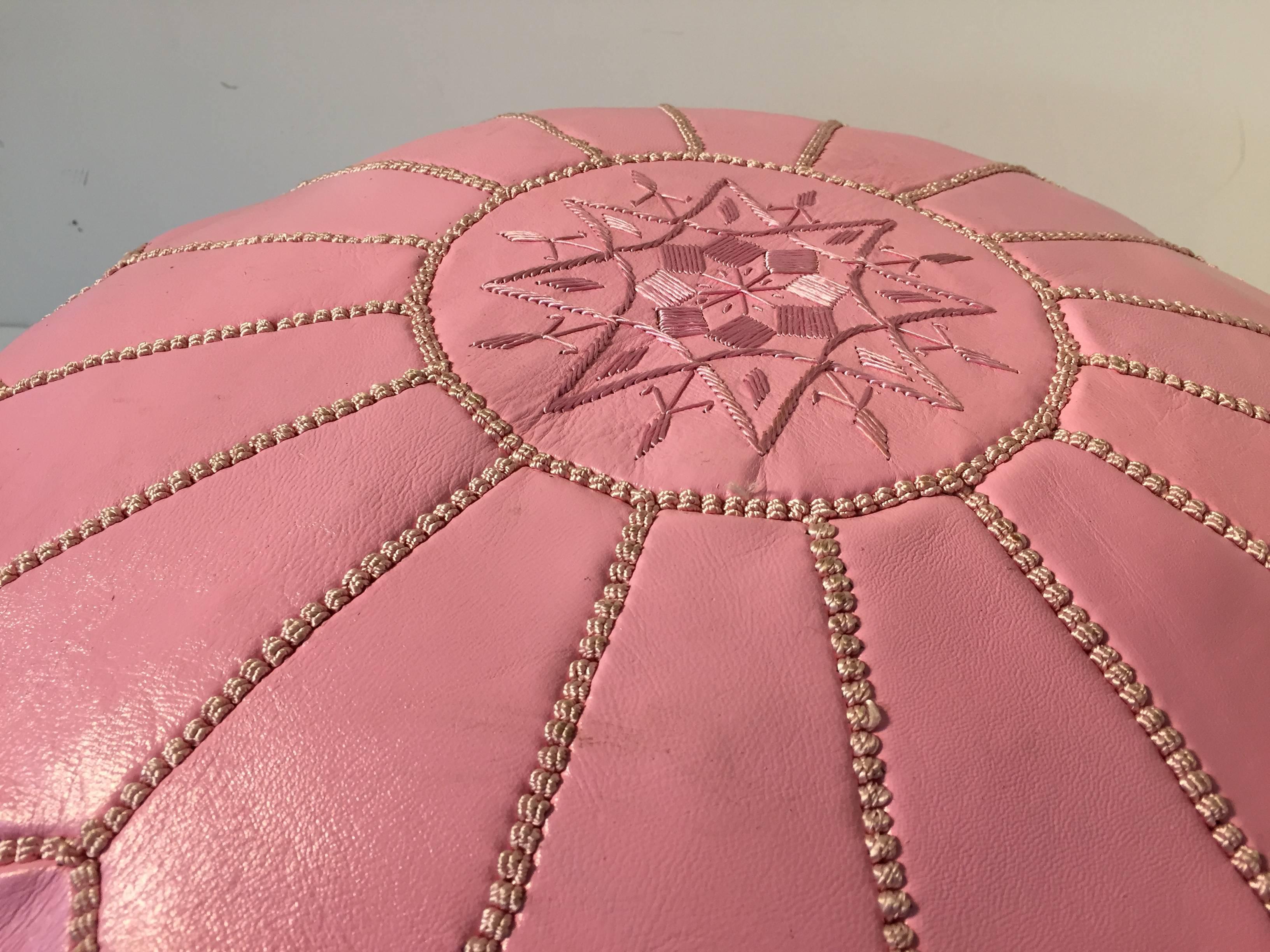 Mauresque Pouf marocain en cuir travaillé à la main de couleur rose pâle en vente