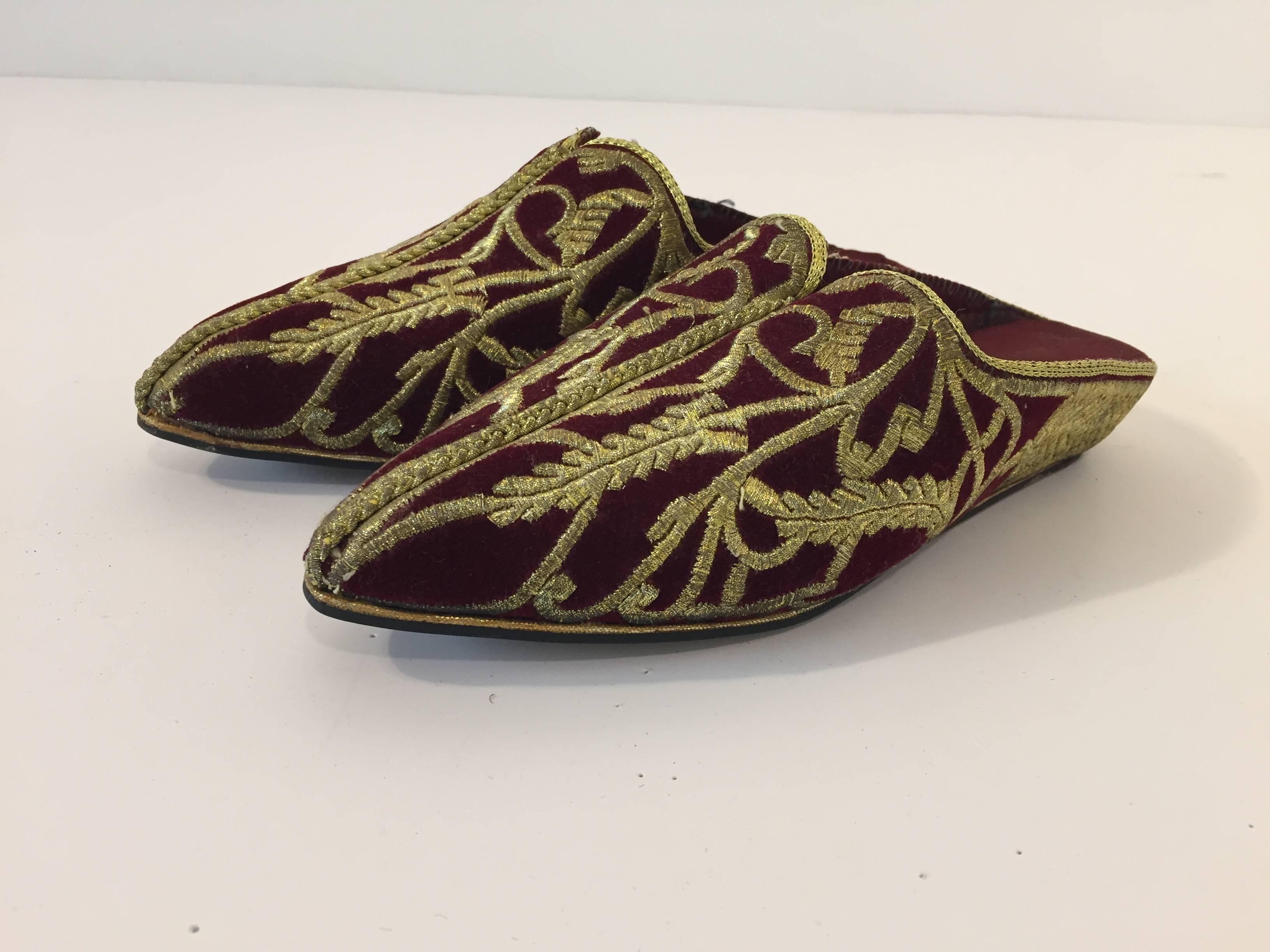 Vintage velvet burgundy embroidered pointed toe Middle Eastern Moorish exotic shoes.
Embroidered Turkish metallic gold thread ethnic flat slippers.
Late-Ottoman style velvet shoes decorated with traditional embroidery gold work.
Size 8 US European 38