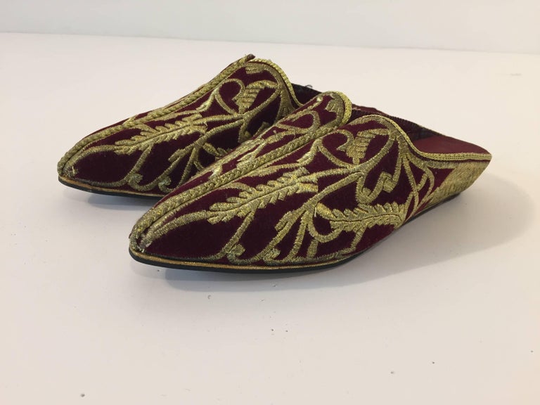 enkelt gang intelligens forbi Turkish Velvet Embroidered with Gold Metallic Thread Slippers Shoes For  Sale at 1stDibs