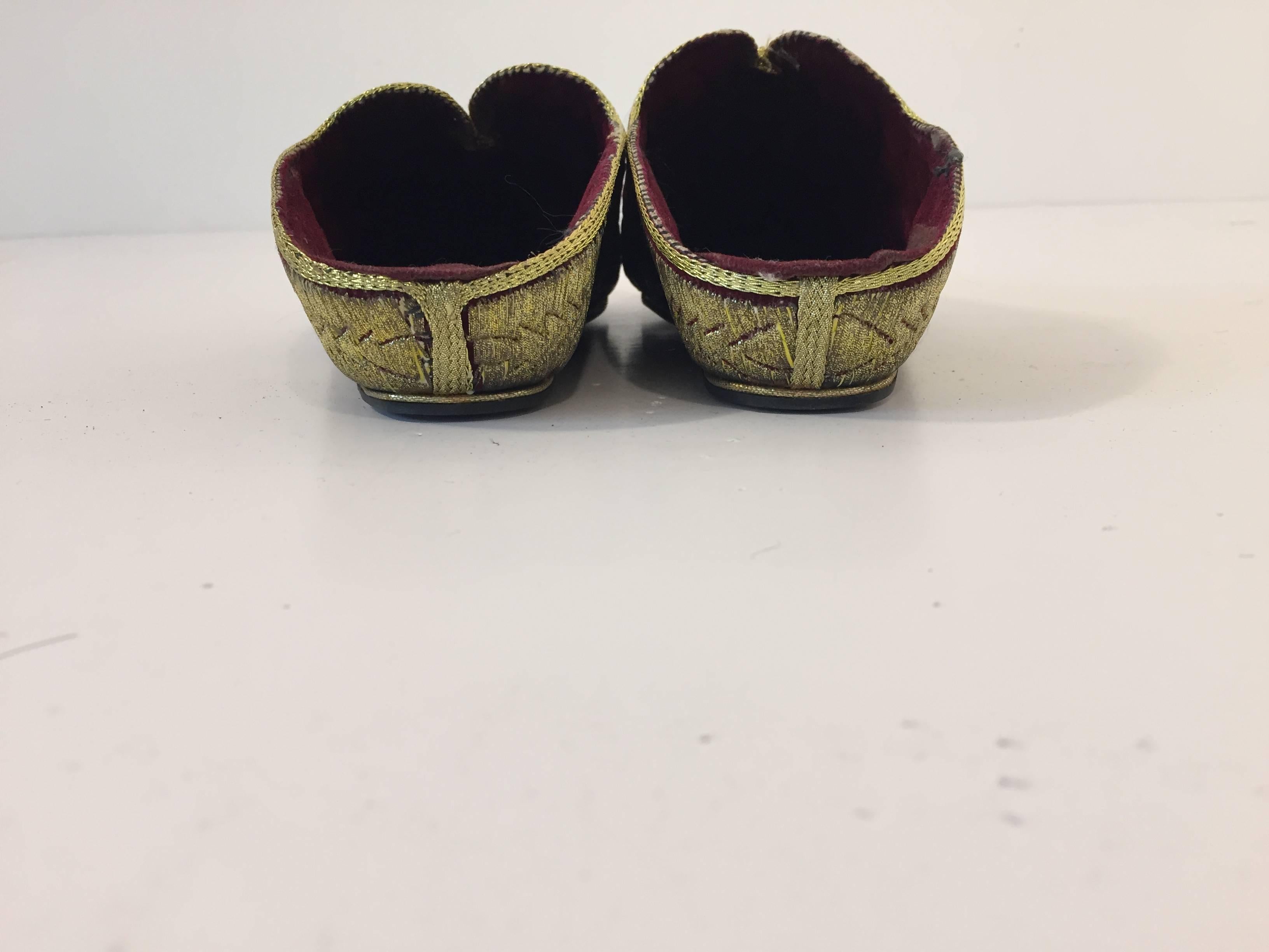 Turkish Velvet Embroidered with Gold Metallic Thread Slippers Shoes In Good Condition For Sale In North Hollywood, CA