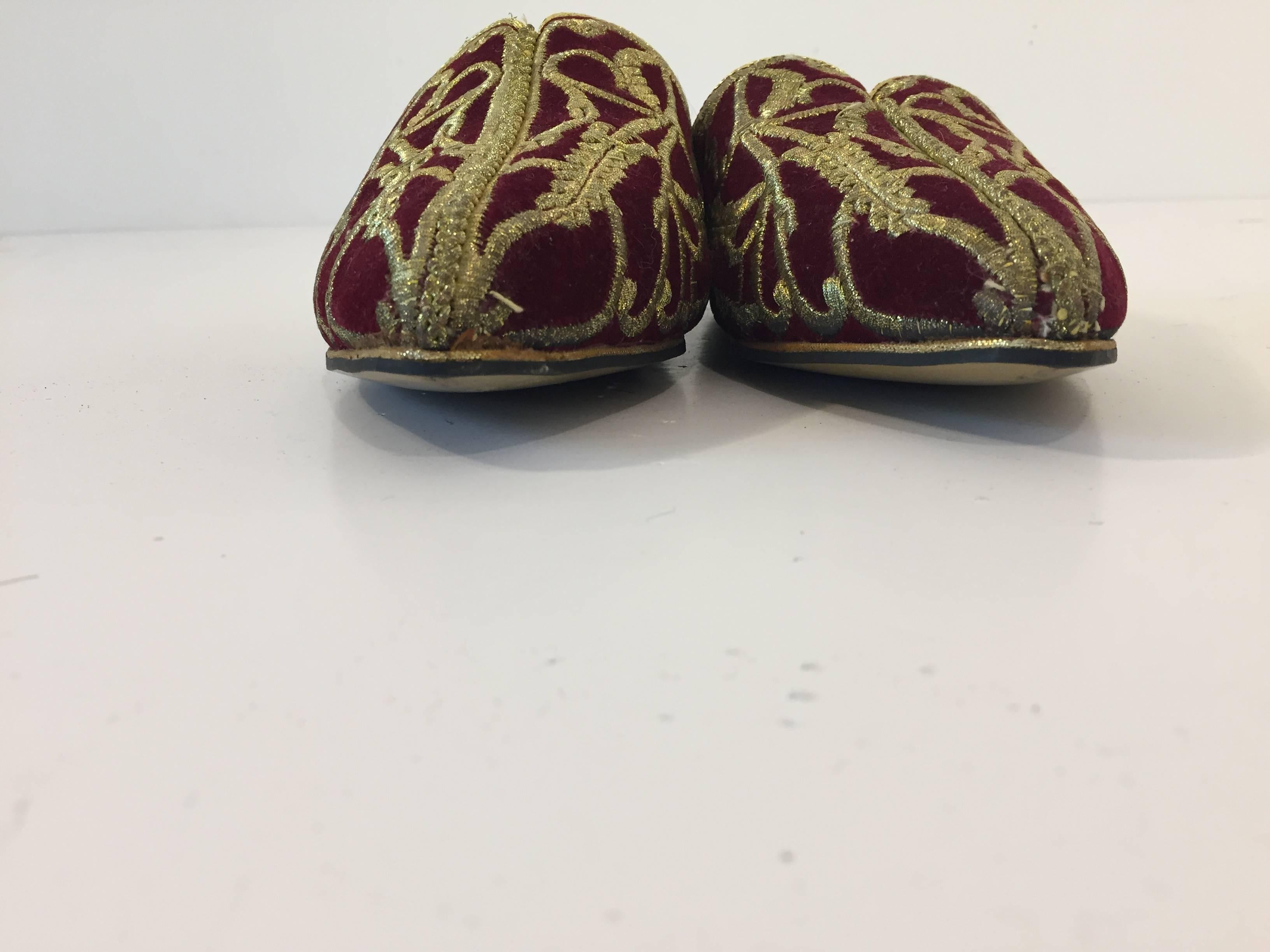 20th Century Turkish Velvet Embroidered with Gold Metallic Thread Slippers Shoes For Sale