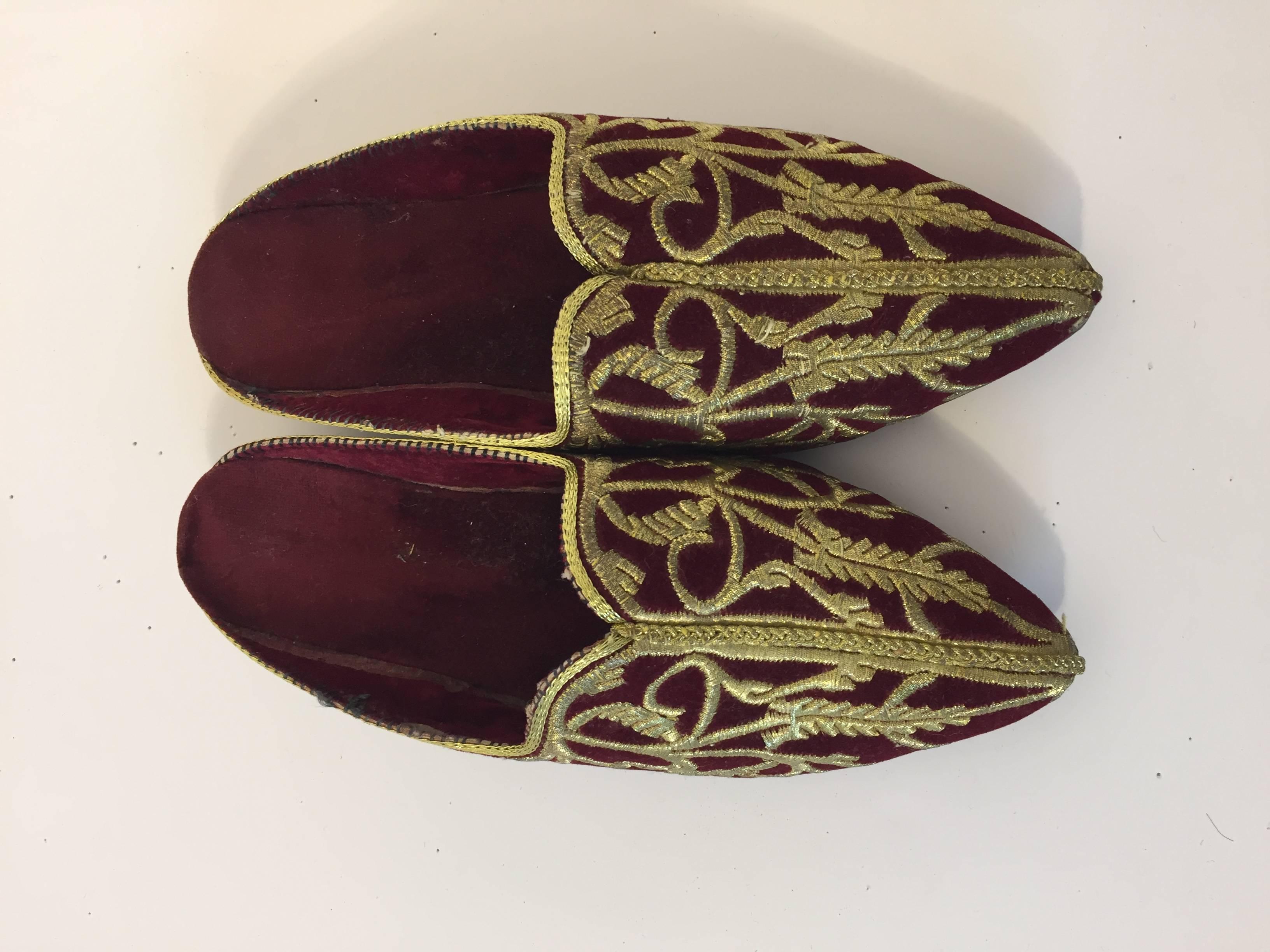 Turkish Velvet Embroidered with Gold Metallic Thread Slippers Shoes For Sale 1