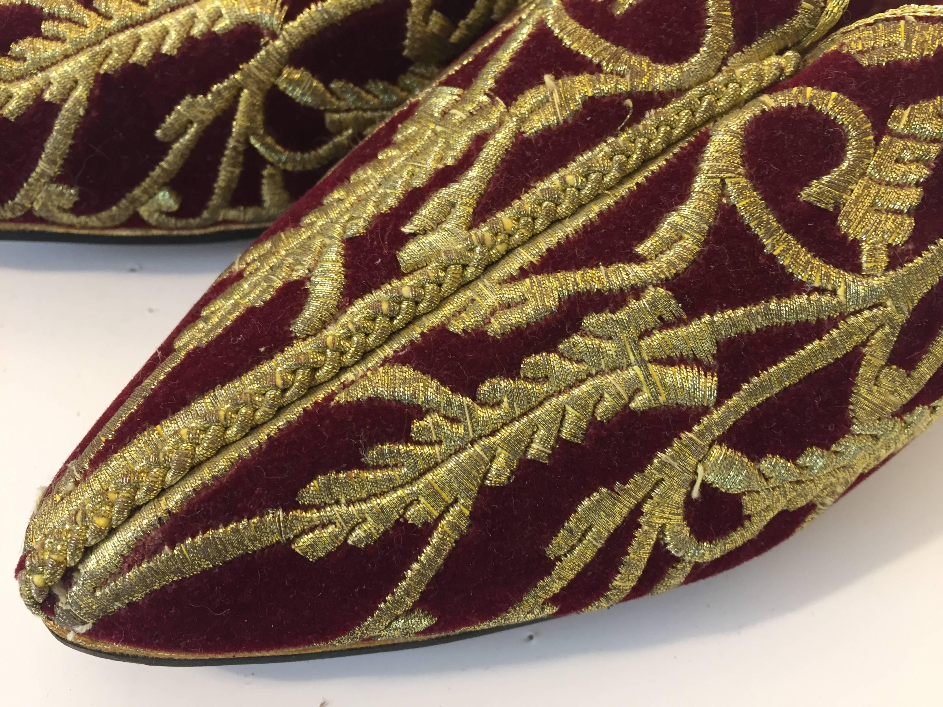 Turkish Velvet Embroidered with Gold Metallic Thread Slippers Shoes For Sale 2