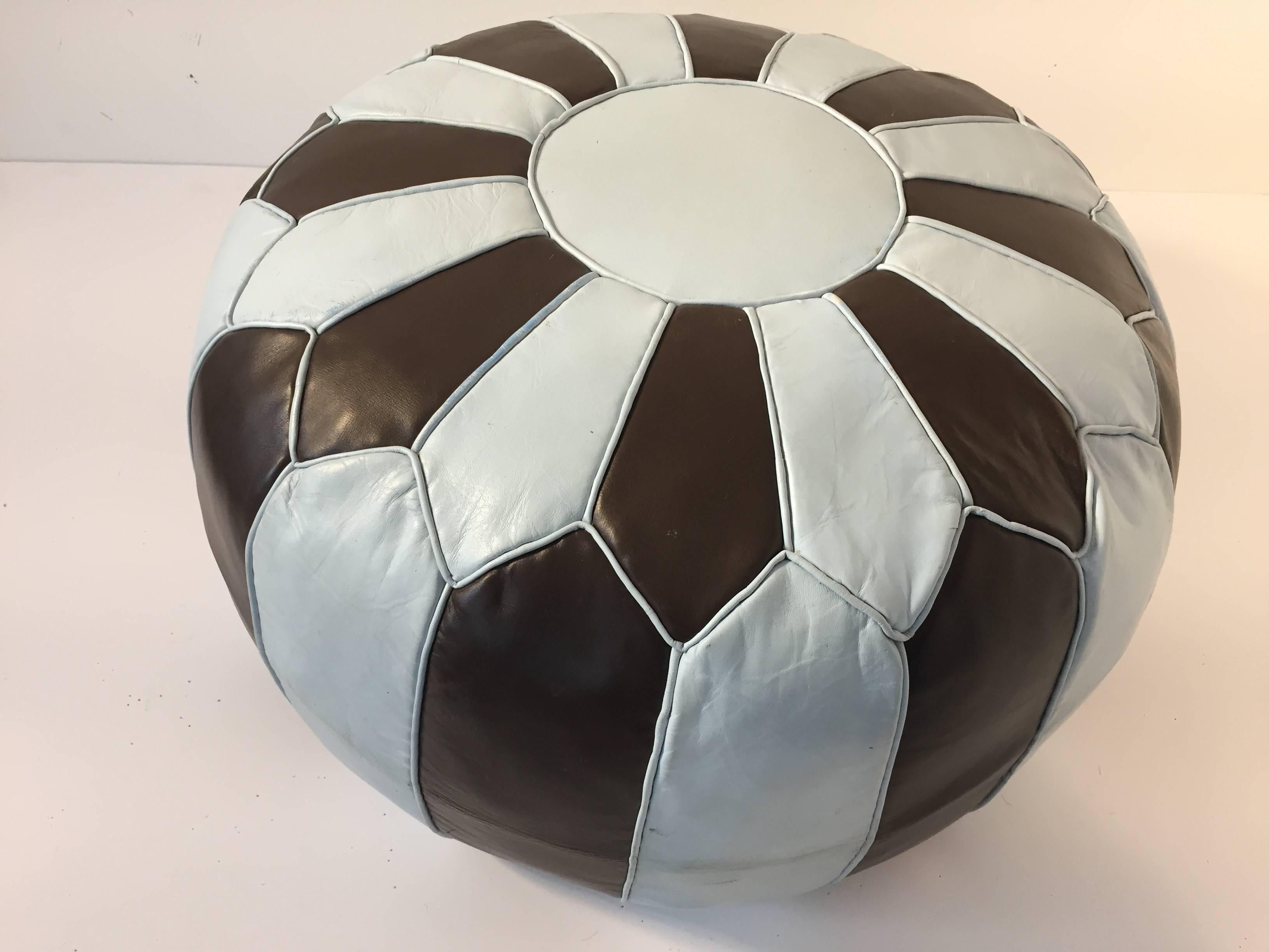 Pouf rond marocain en cuir, fabriqué à la main à Marrakech en vente 1