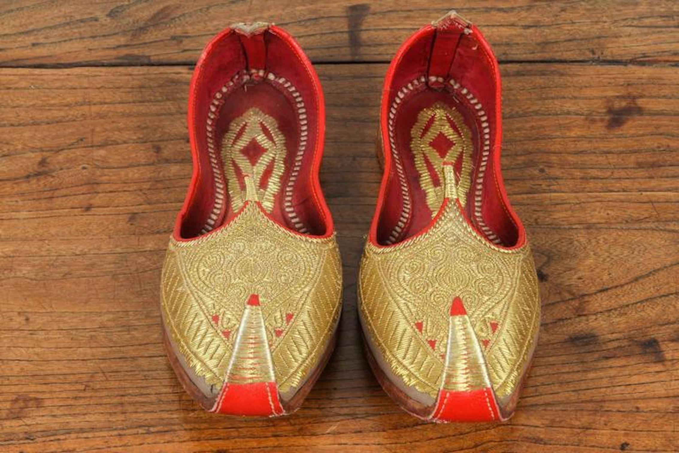 Amazing vintage Moorish Middle Eastern gold and red leather embroidered shoes. 
Ceremonial Royal leather wedding slippers, embroidered with gold thread.
Aladdin, Ali Baba Arabic genie Ottoman style Classic curled toe amazing to use as decorative