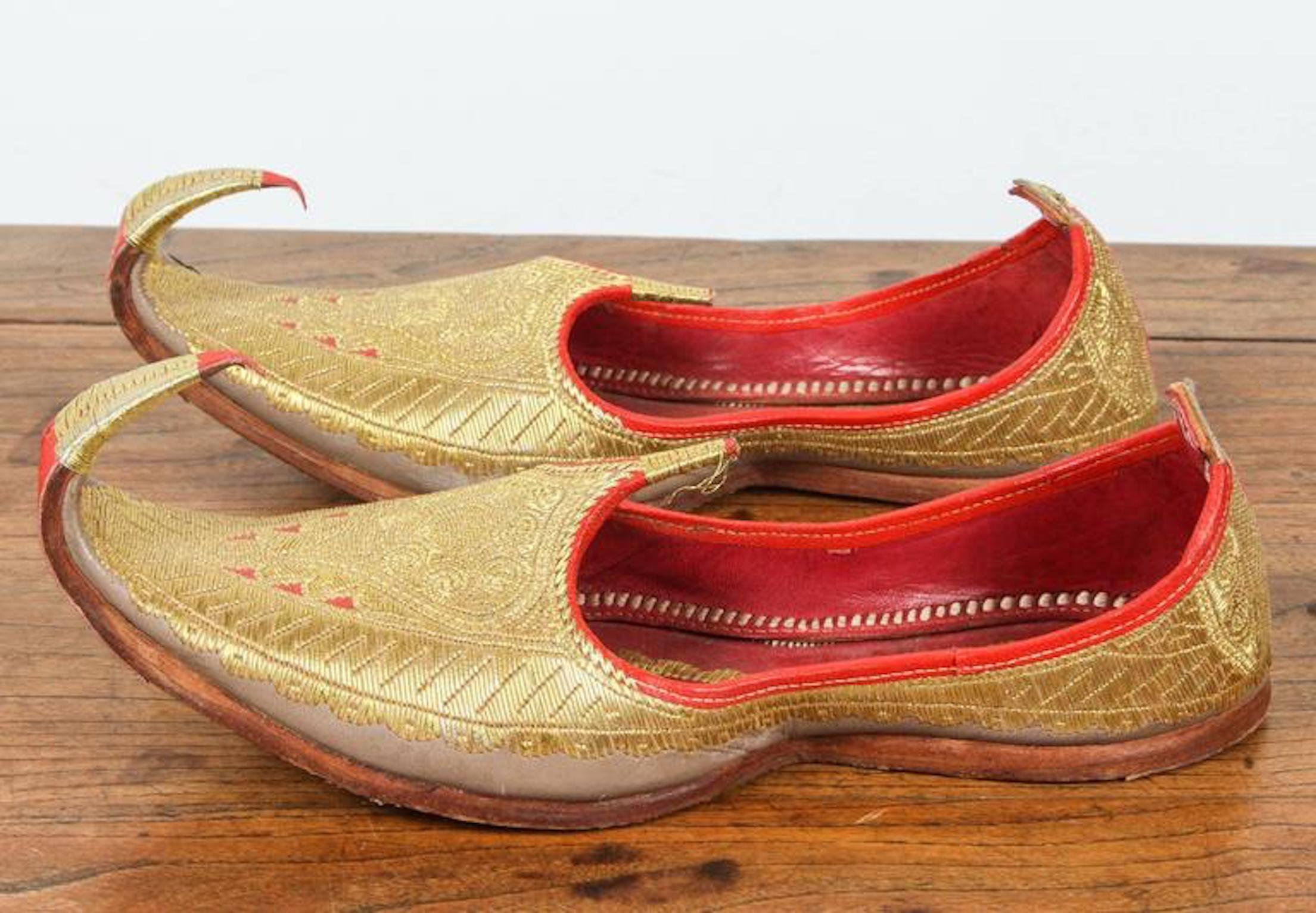 Agra Chaussures mogholes mauresques en cuir brodé rouge et or en vente