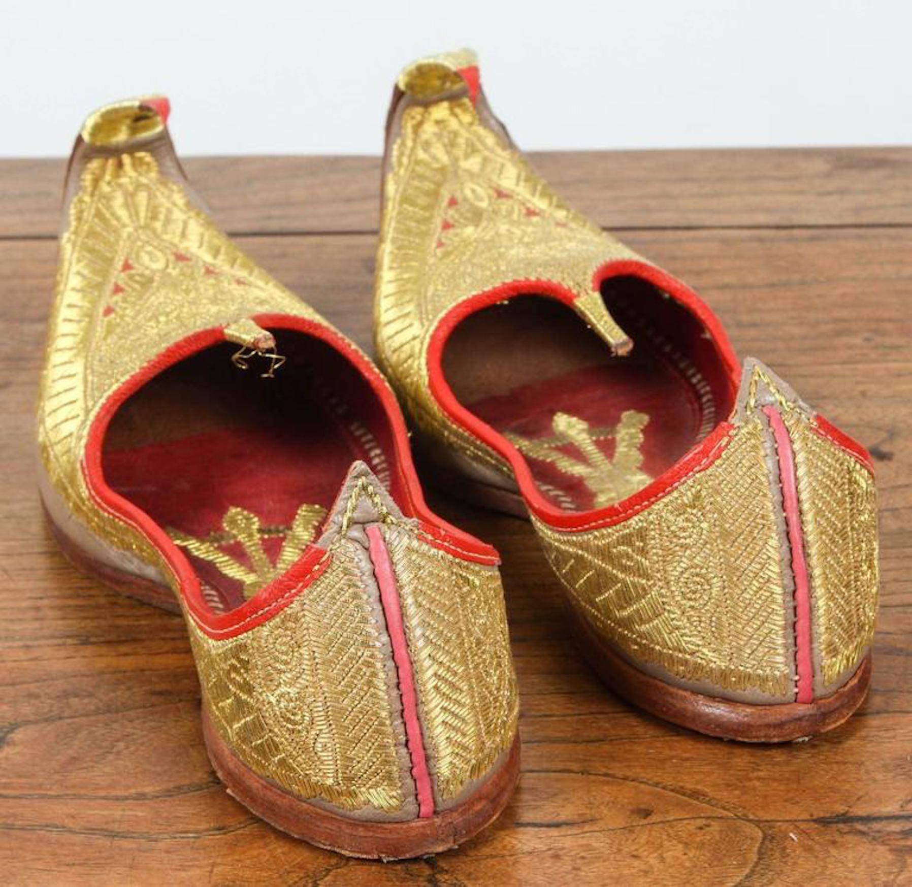 Mughal-Schuhe aus maurischem Gold und rotem besticktem Leder (Indisch) im Angebot