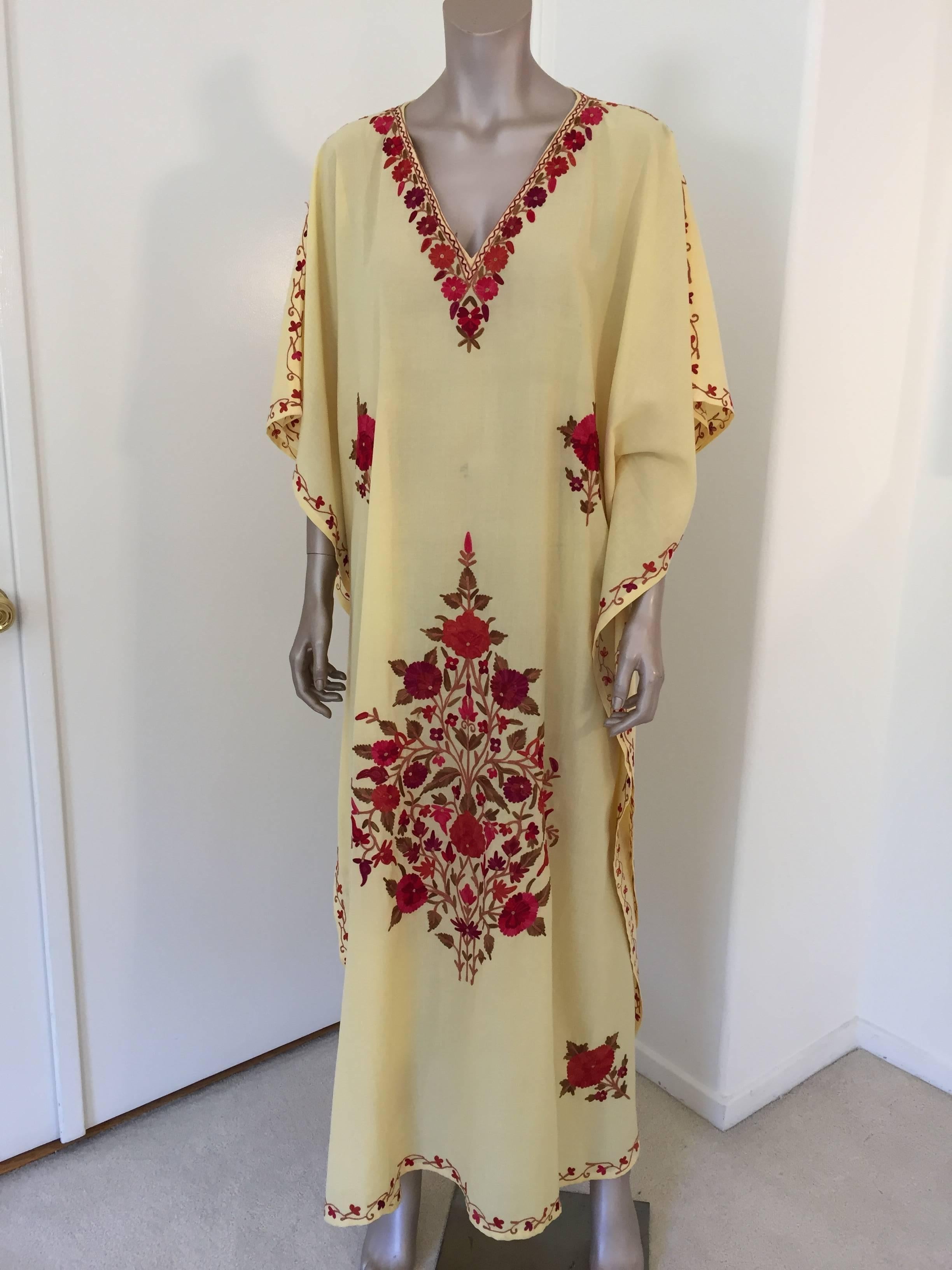 Bohemian Moroccan caftan embroidered with red embroideries, butterfly style shape.
Circa 1970s.
This long maxi dress kaftan is embroidered and embellished with red floral designs.
In Morocco, fashion preserves its traditional style inherited from