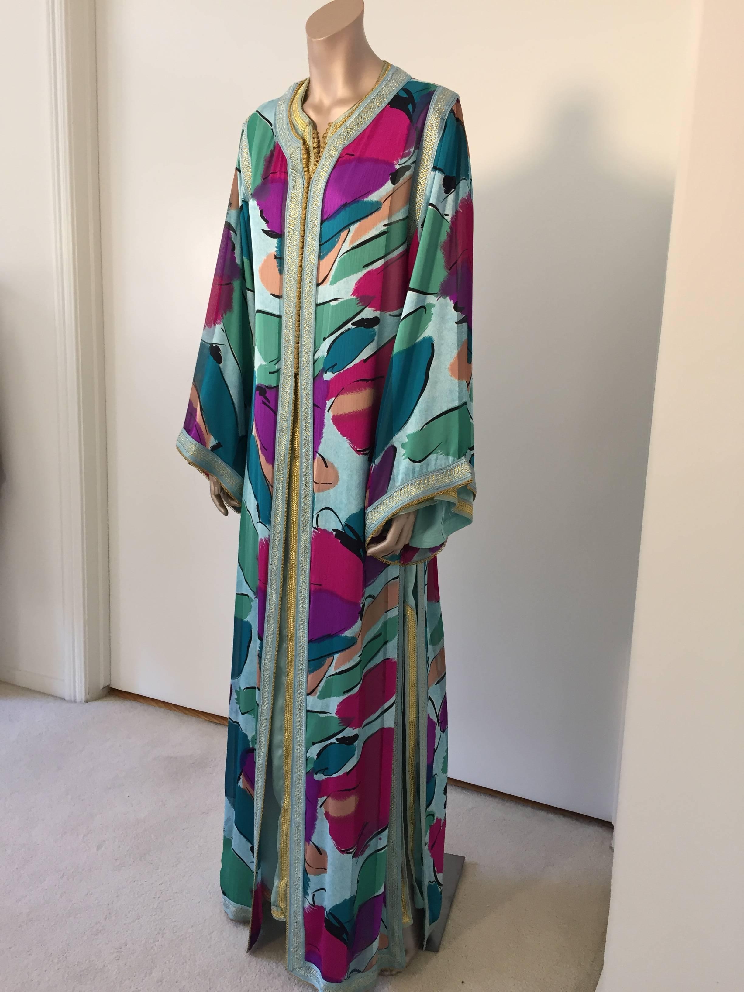 Elegant Moroccan luxury silk caftan gown two pieces set.
This is a two pieces set, a turquoise maxi dress with a silk top polychrome and turquoise embroidered trim.
You can wear the two pieces together or separate.
Silk fabric in Emilio Pucci style