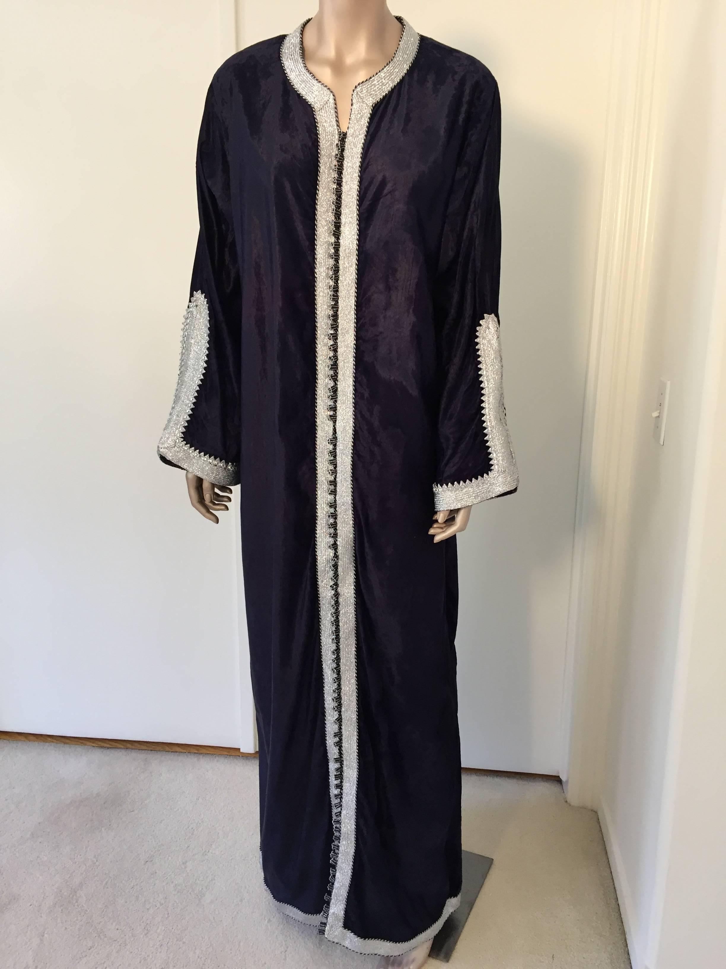 Elegant caftan marocain en velours bleu nuit profond brodé de fils métalliques argentés,
vers les années 1970.
Cette longue robe maxi kaftan est brodée et embellie entièrement à la main.
Robe de soirée marocaine du Moyen-Orient, unique en son