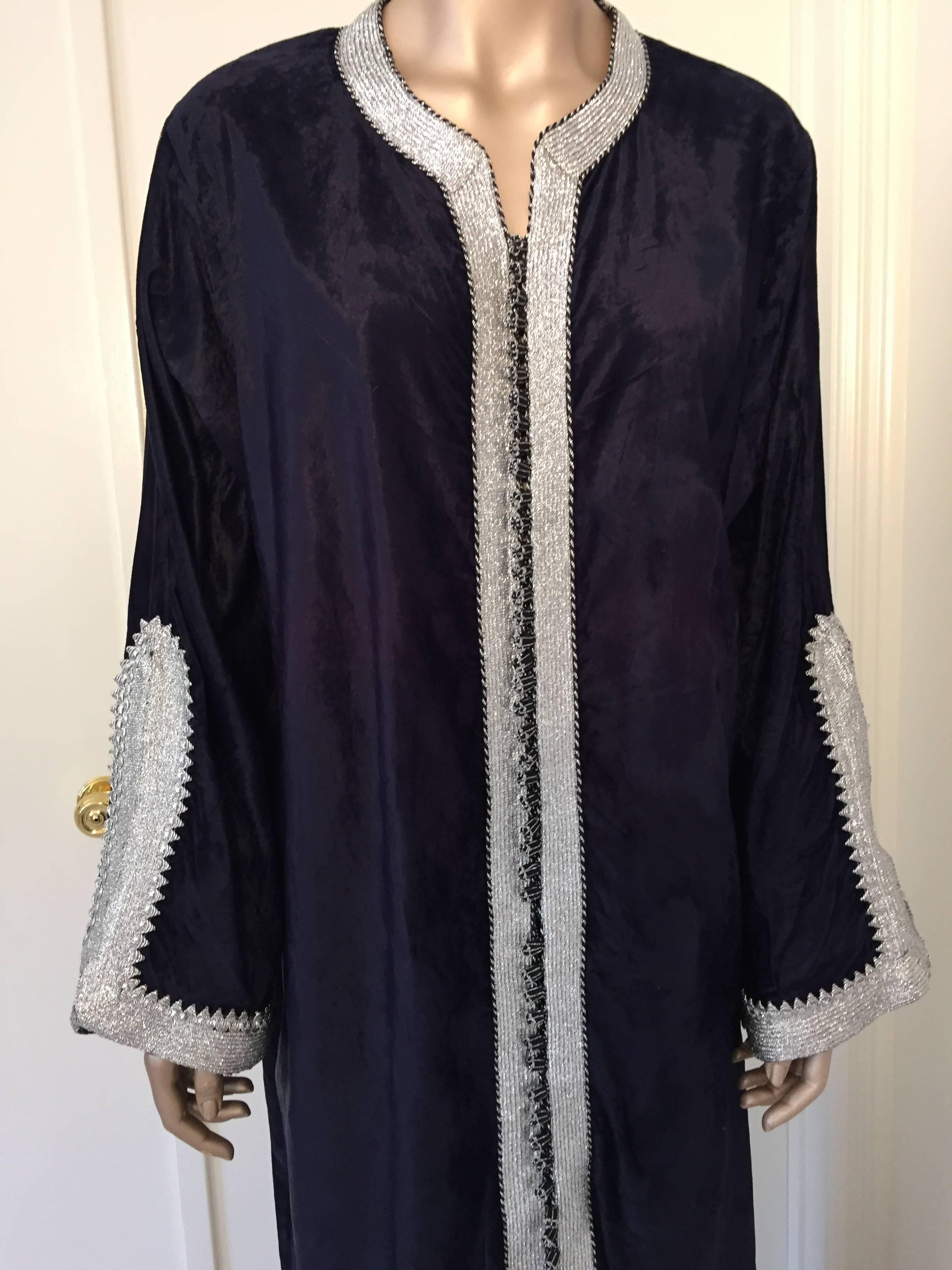 Mauresque Robe longue caftan en velours marocain bleu et argenté des années 1970 en vente