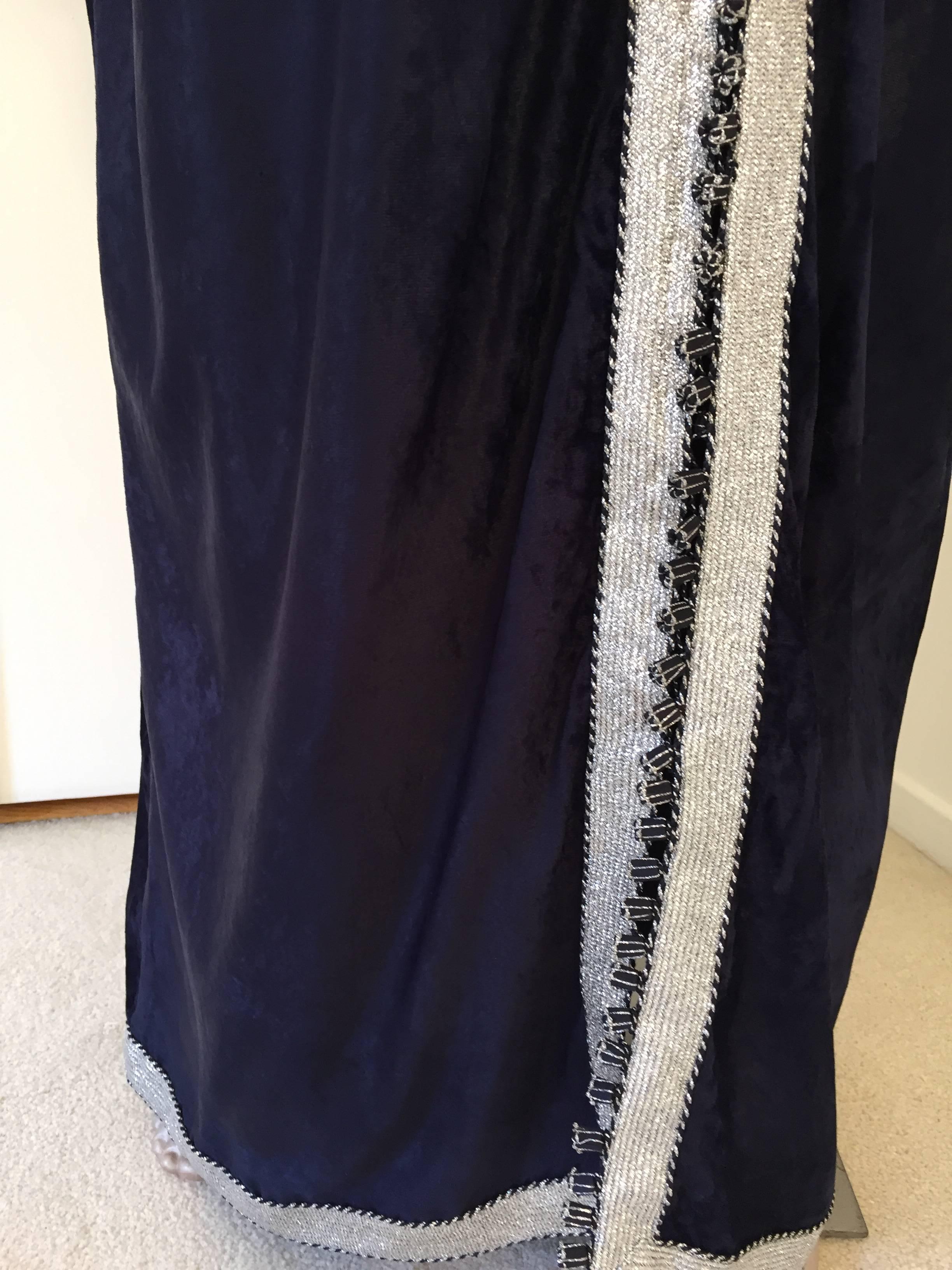 1970s Moroccan Velvet Kaftan Blue and Silver Caftan Maxi Dress In Good Condition For Sale In North Hollywood, CA