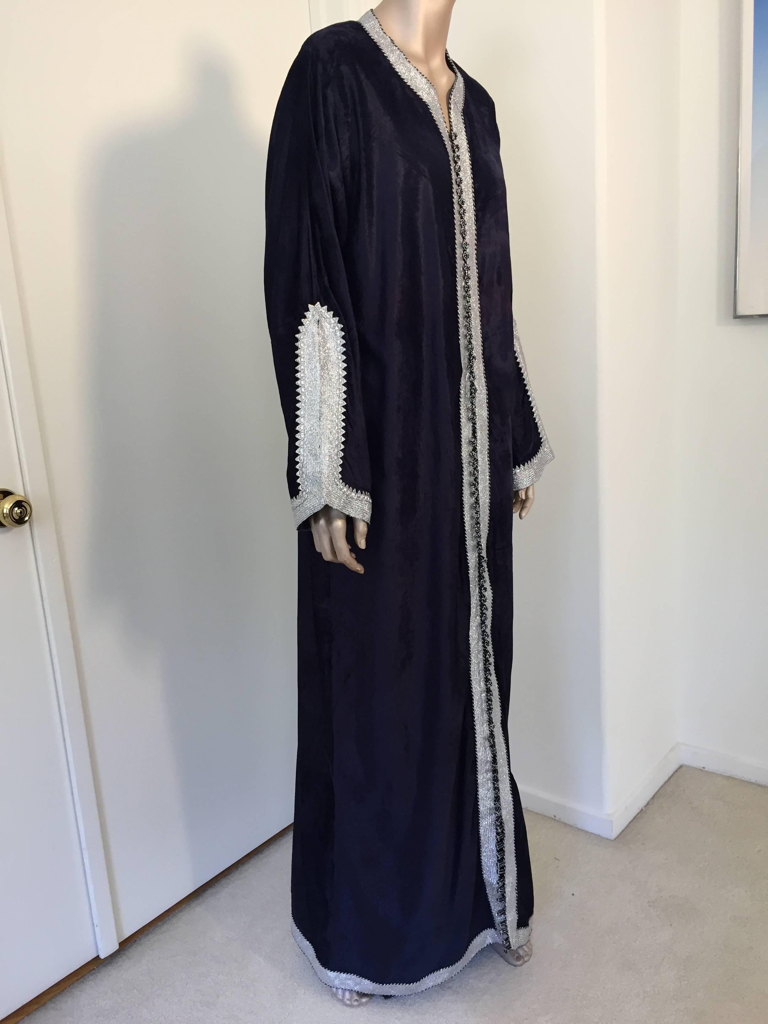 Robe longue caftan en velours marocain bleu et argenté des années 1970 en vente 1