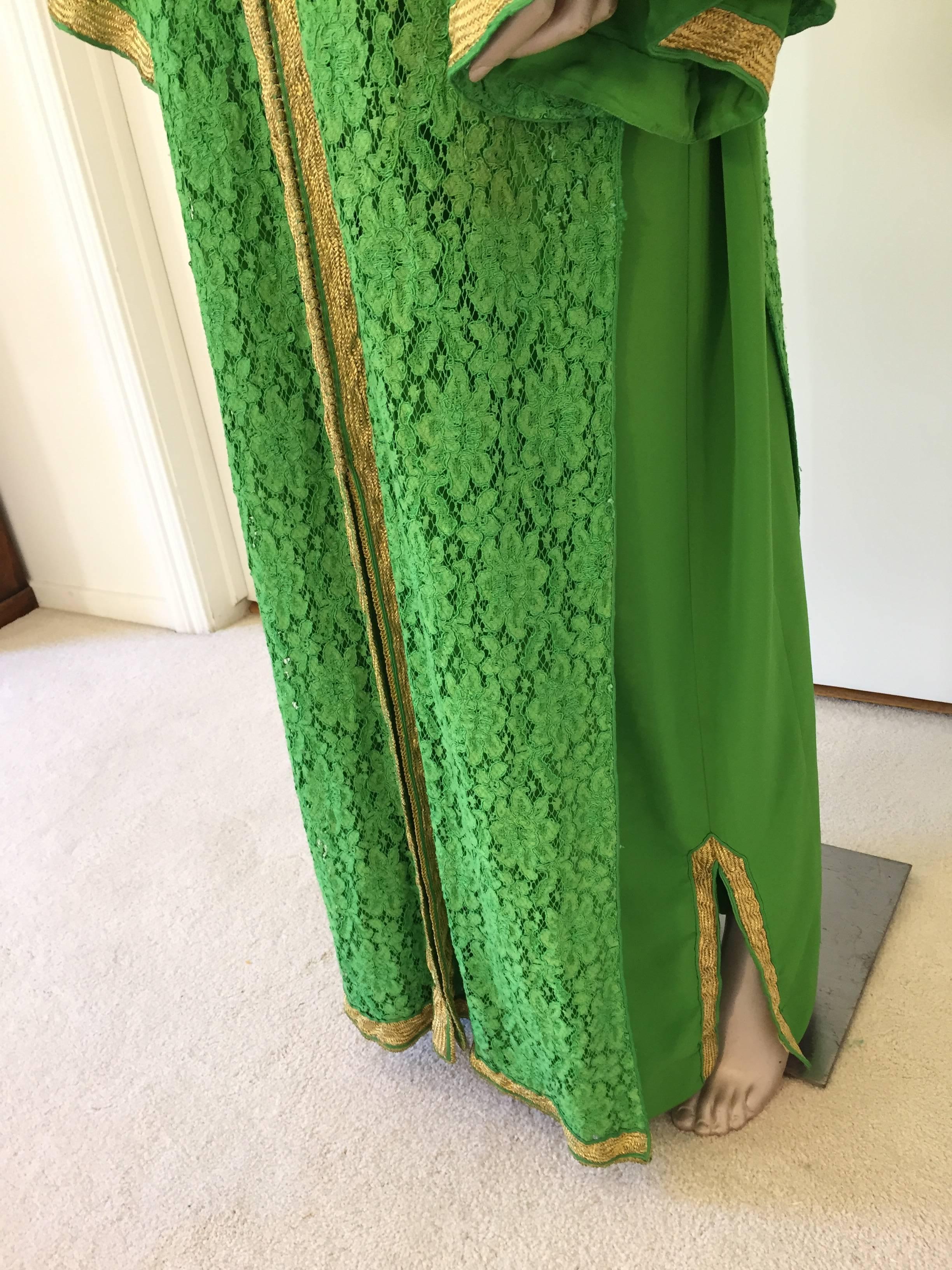 Moroccan Emerald Green Lace and Gold Trim Caftan Set In Excellent Condition In North Hollywood, CA