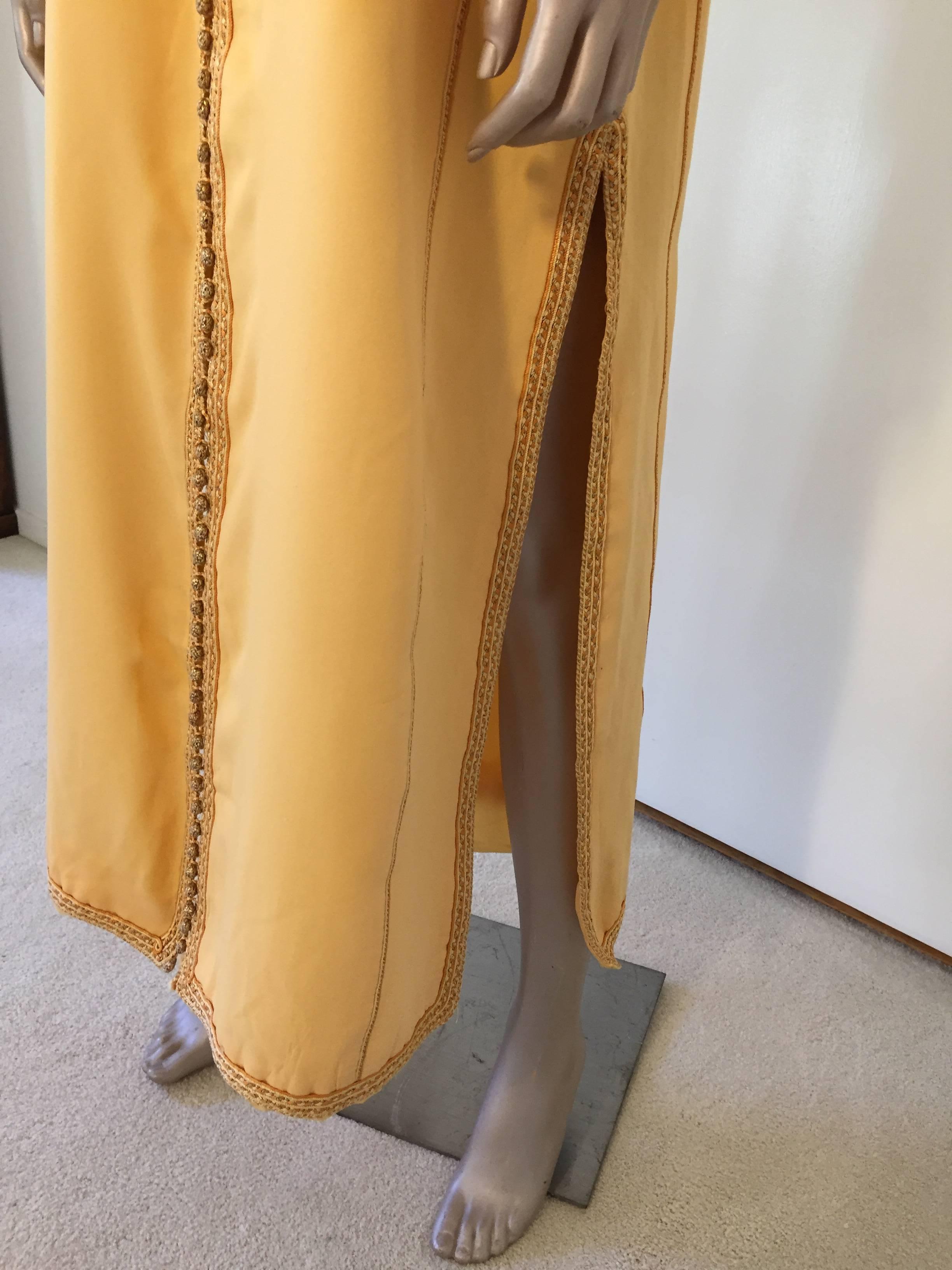 Moroccan Vintage Yellow Gold Gentlemen Caftan In Good Condition For Sale In North Hollywood, CA