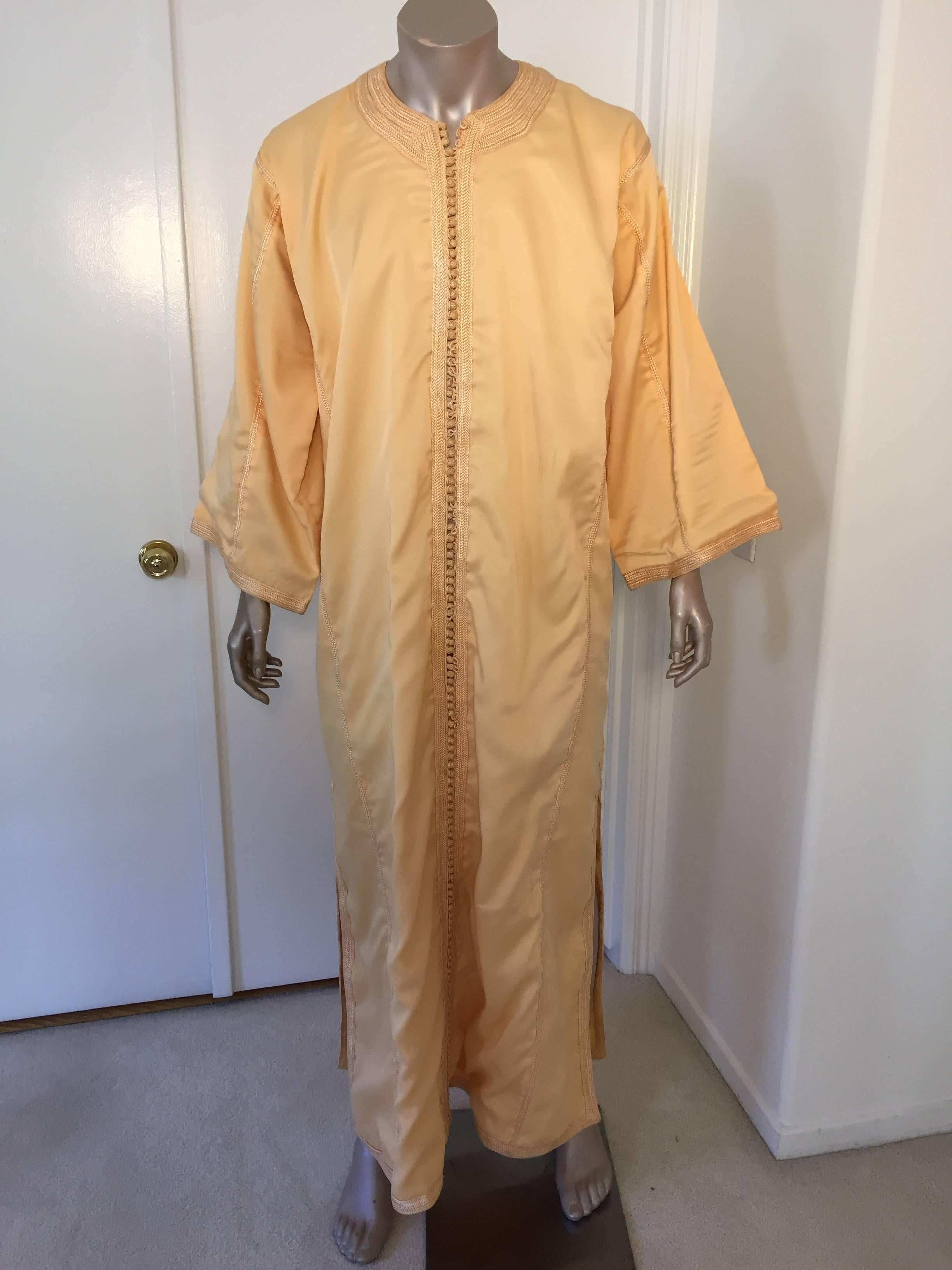 Elegant Moroccan gentleman yellow gold vintage caftan.
Moroccan caftan yellow gold vintage gentleman kaftan circa 1970.
One of a kind custom Moroccan Middle Eastern gentleman vintage gown.
This vintage African kaftan features a traditional neckline,