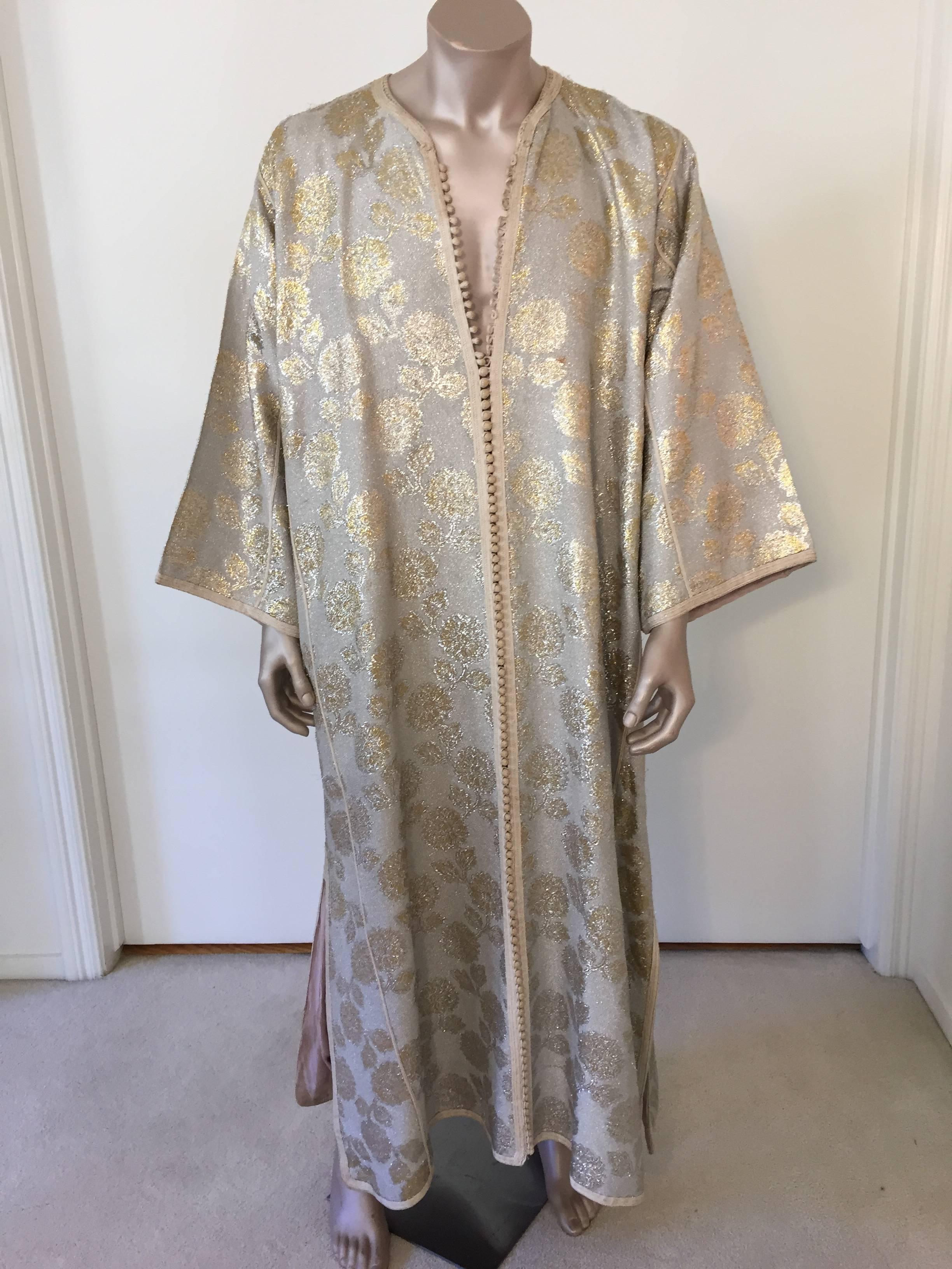 Moroccan gentleman vintage caftan in silver and gold brocade fabric.
One of a kind custom Moroccan Middle Eastern gentleman vintage gown.
This vintage male kaftan features a traditional neckline, with side slits and embellished long sleeves.
In