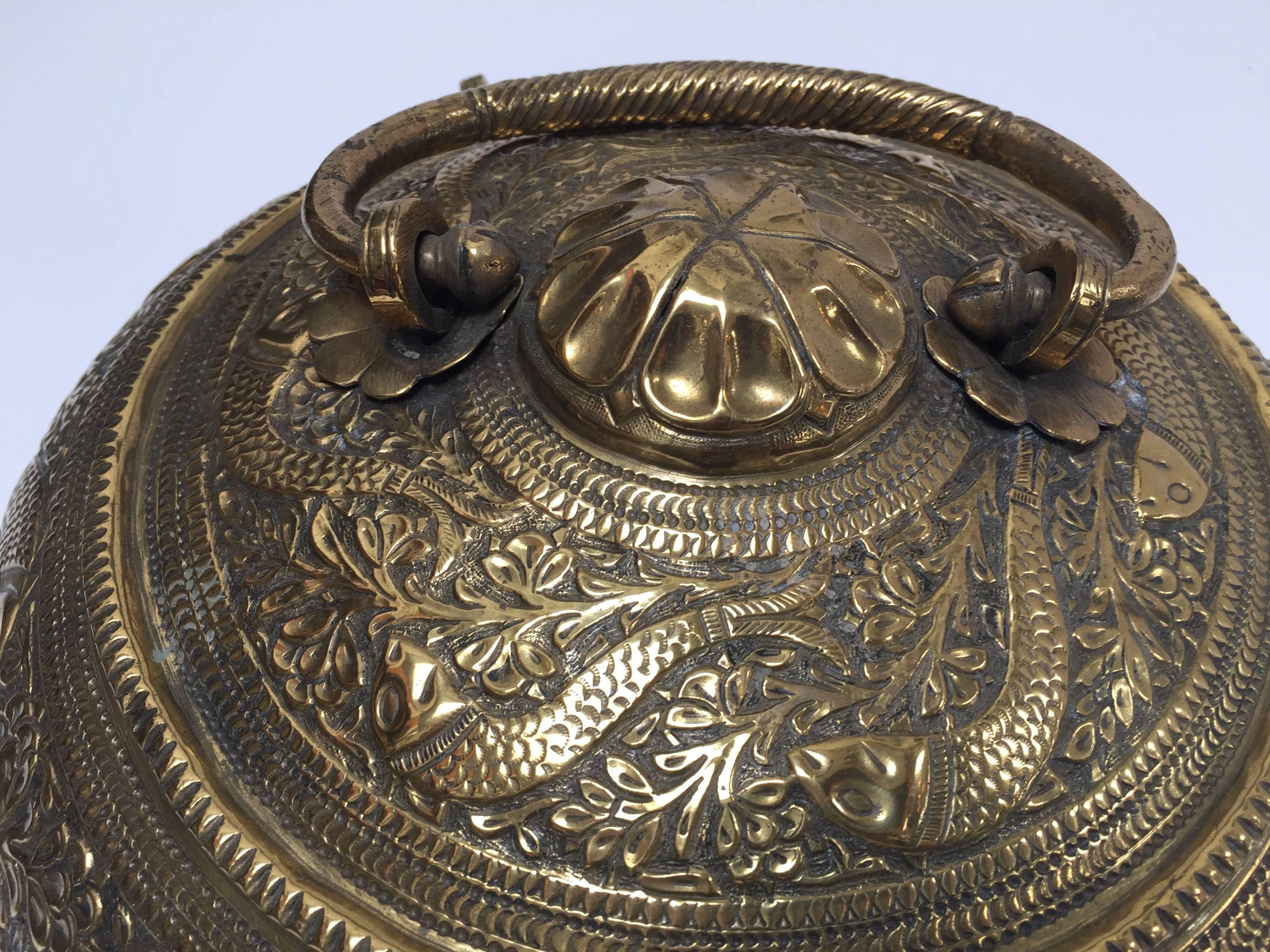 Caja redonda decorativa de latón, siglo XIX, India del Norte Agra en venta