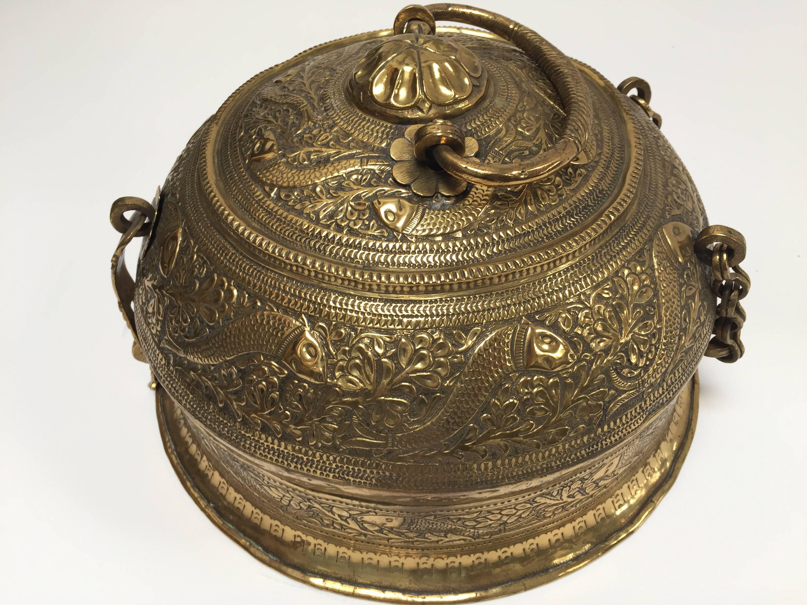 Caja redonda decorativa de latón, siglo XIX, India del Norte Martillado en venta
