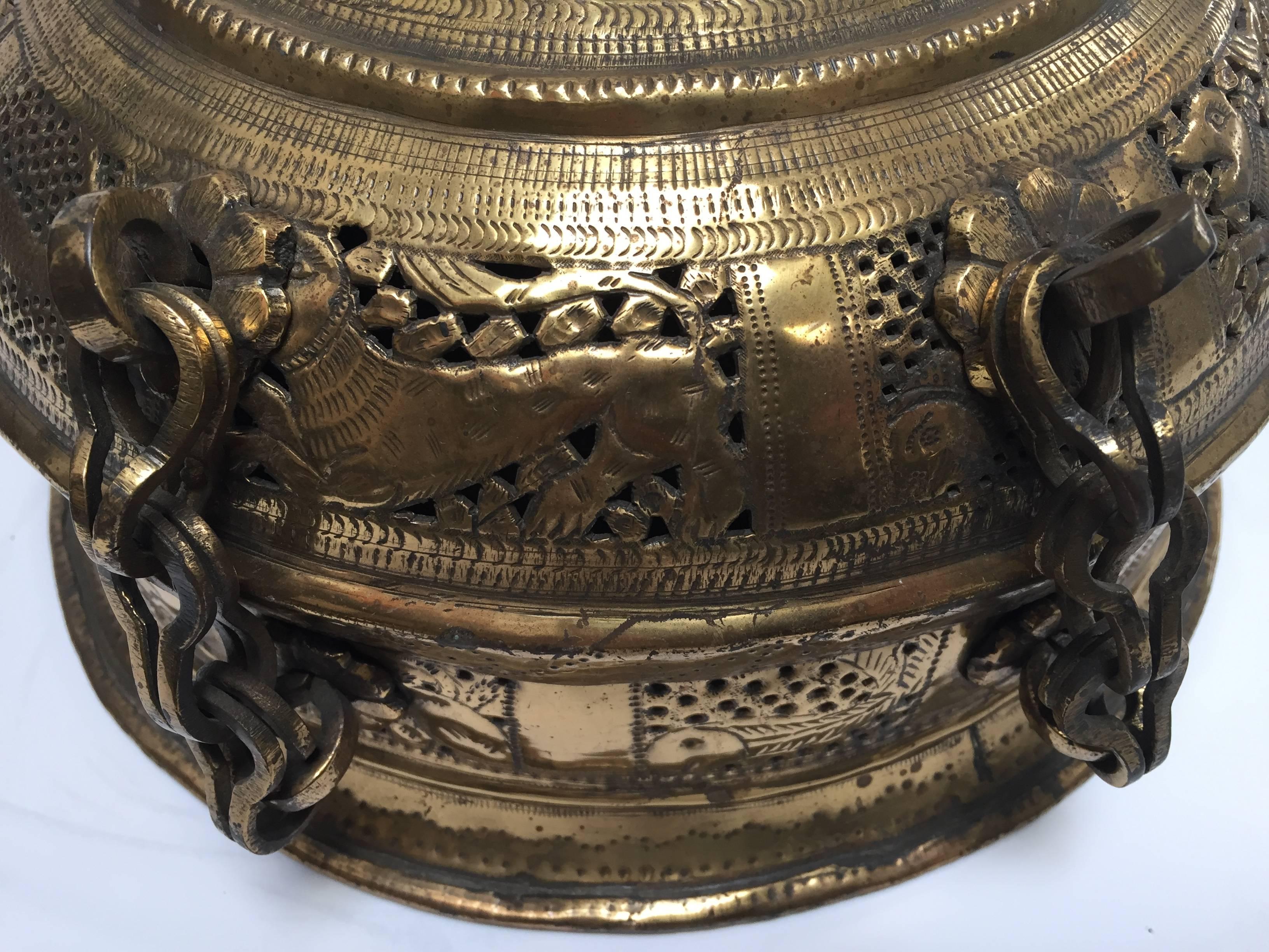 Anglo Indian Large Round Decorative Brass Box with Lid In Good Condition In North Hollywood, CA