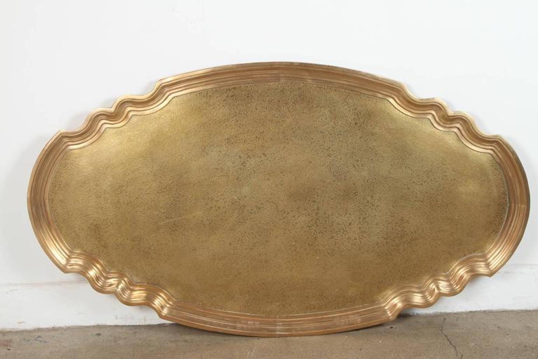 Mid-20th century heavy weight oval brass tray by Baker.
This Hollywood Regency brass tray could be use indoor or outdoor.
The brass tray is hammered with nice design and has a very nice unusual edges finish.
Great to use on a table or on an