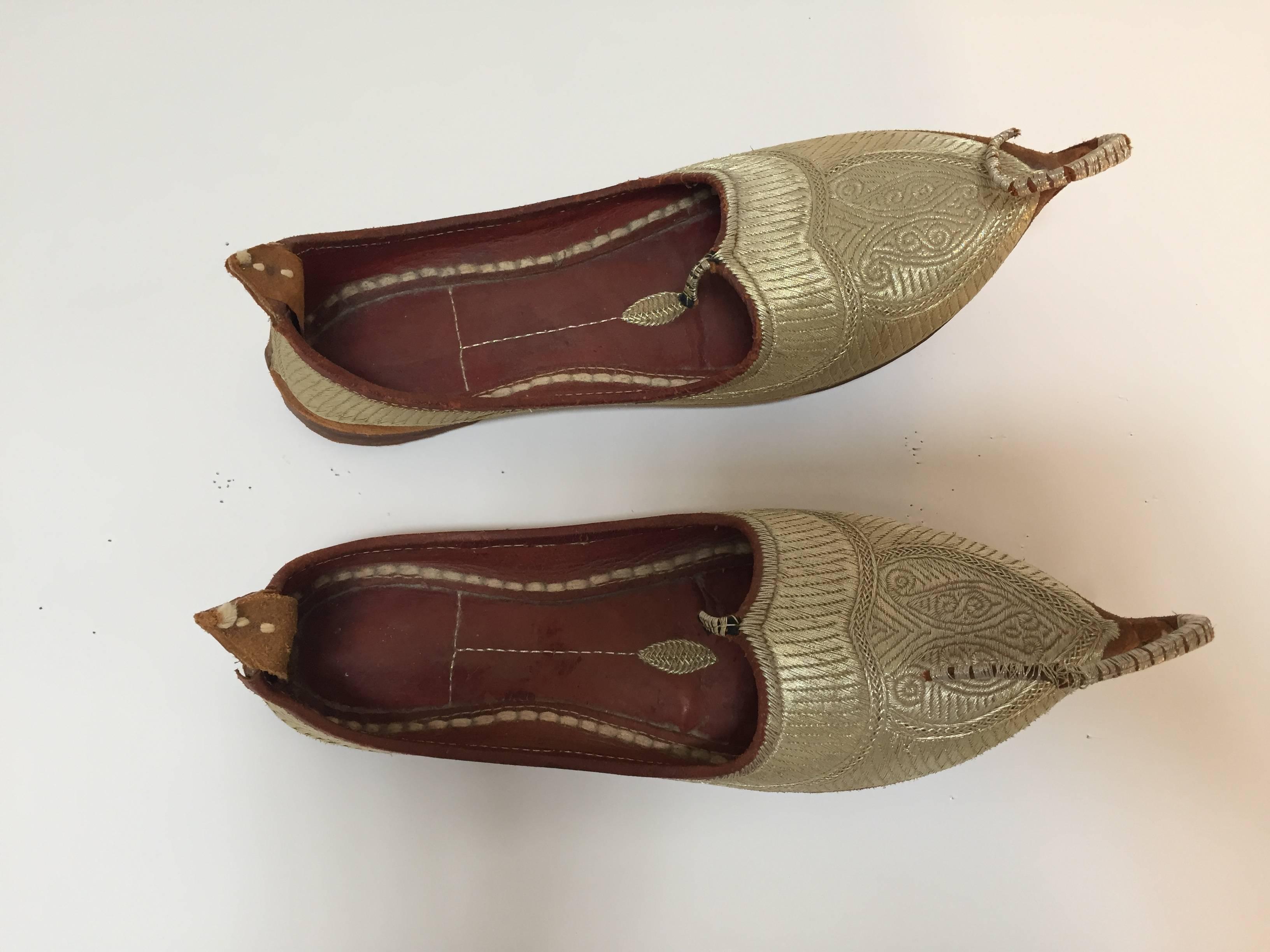 Islamique Chaussures mauresques Arabian Mughal en cuir avec bout bouclé brodé d'or  en vente