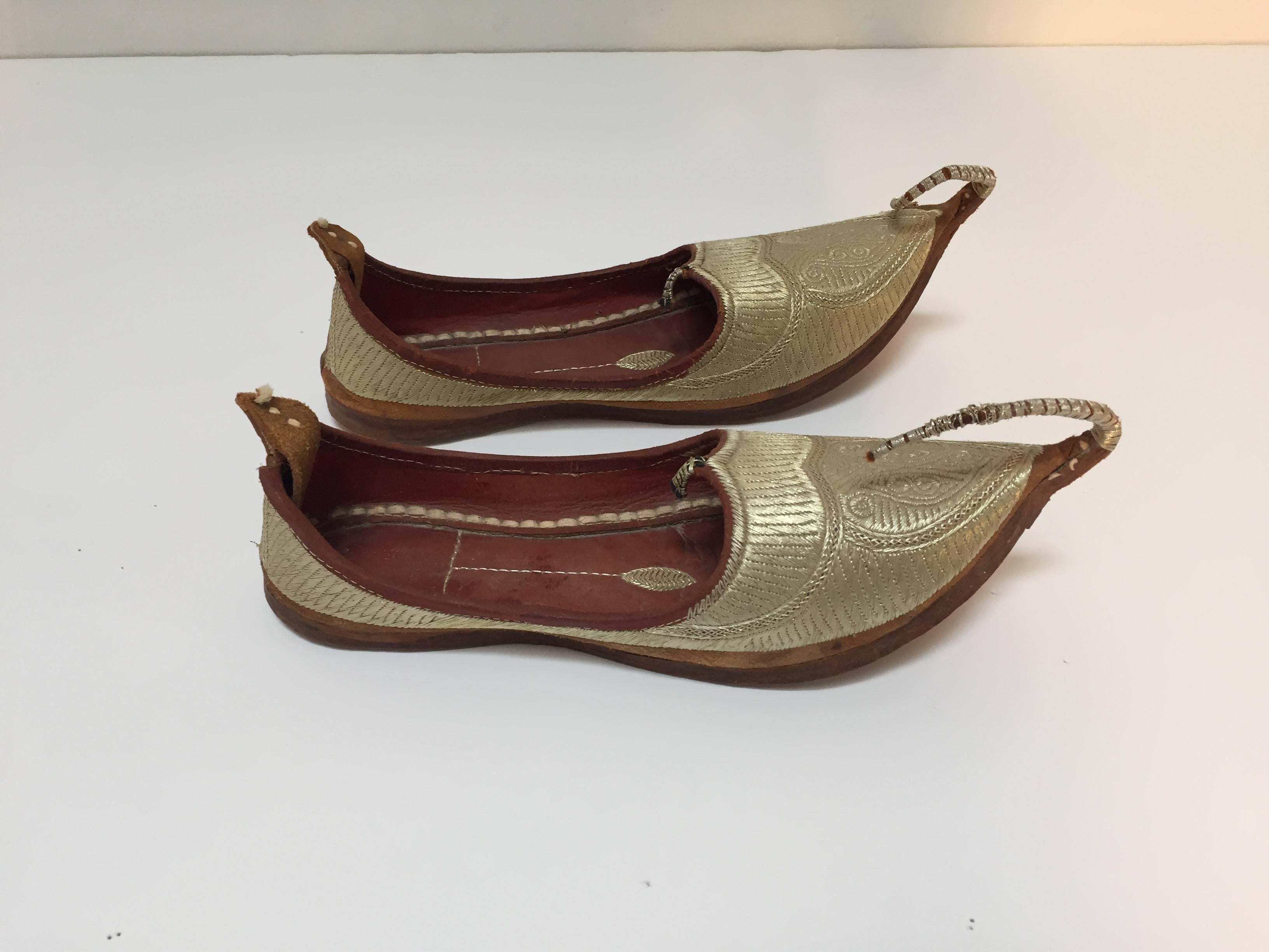 Indien Chaussures mauresques Arabian Mughal en cuir avec bout bouclé brodé d'or  en vente