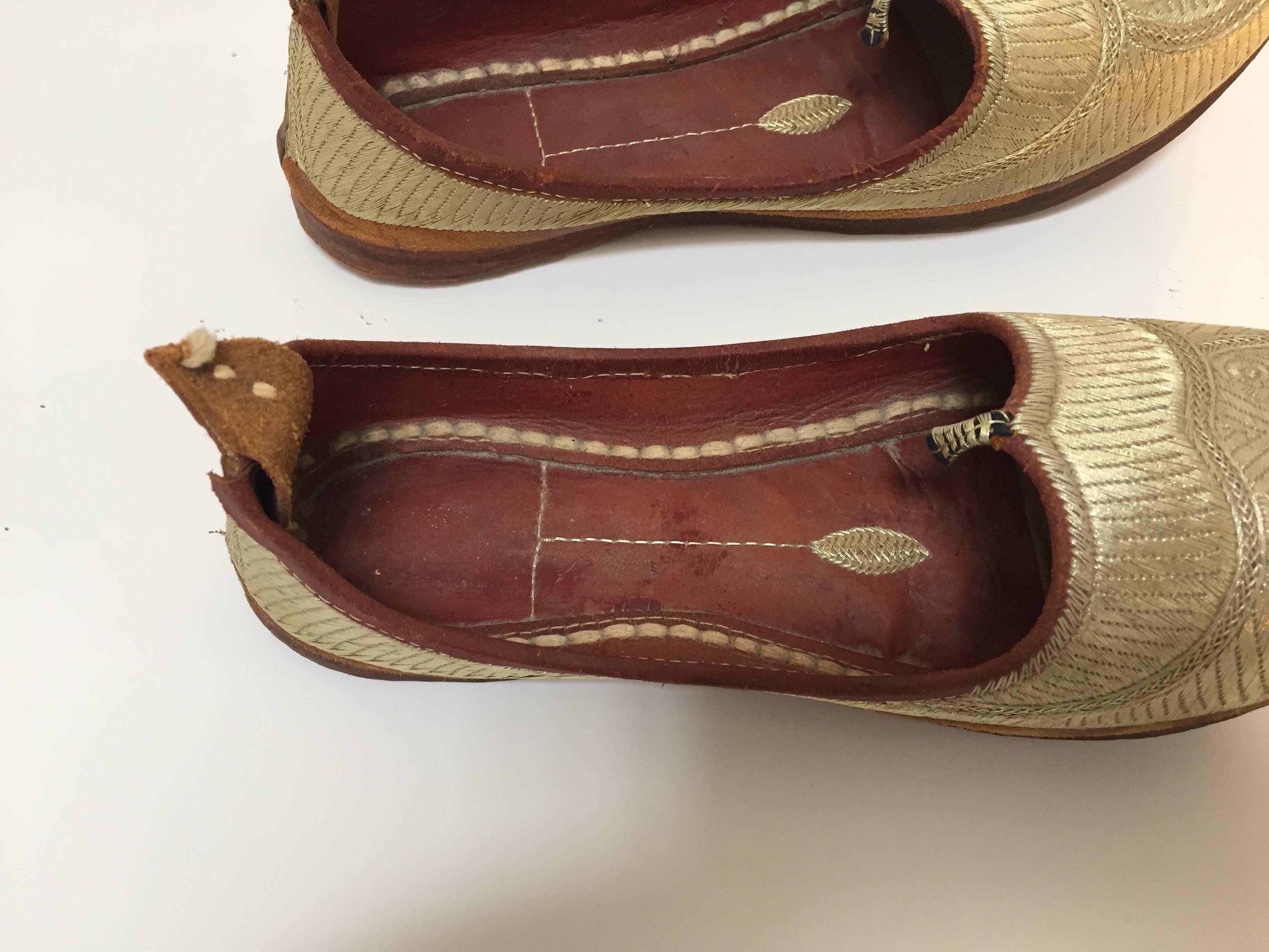Brodé Chaussures mauresques Arabian Mughal en cuir avec bout bouclé brodé d'or  en vente