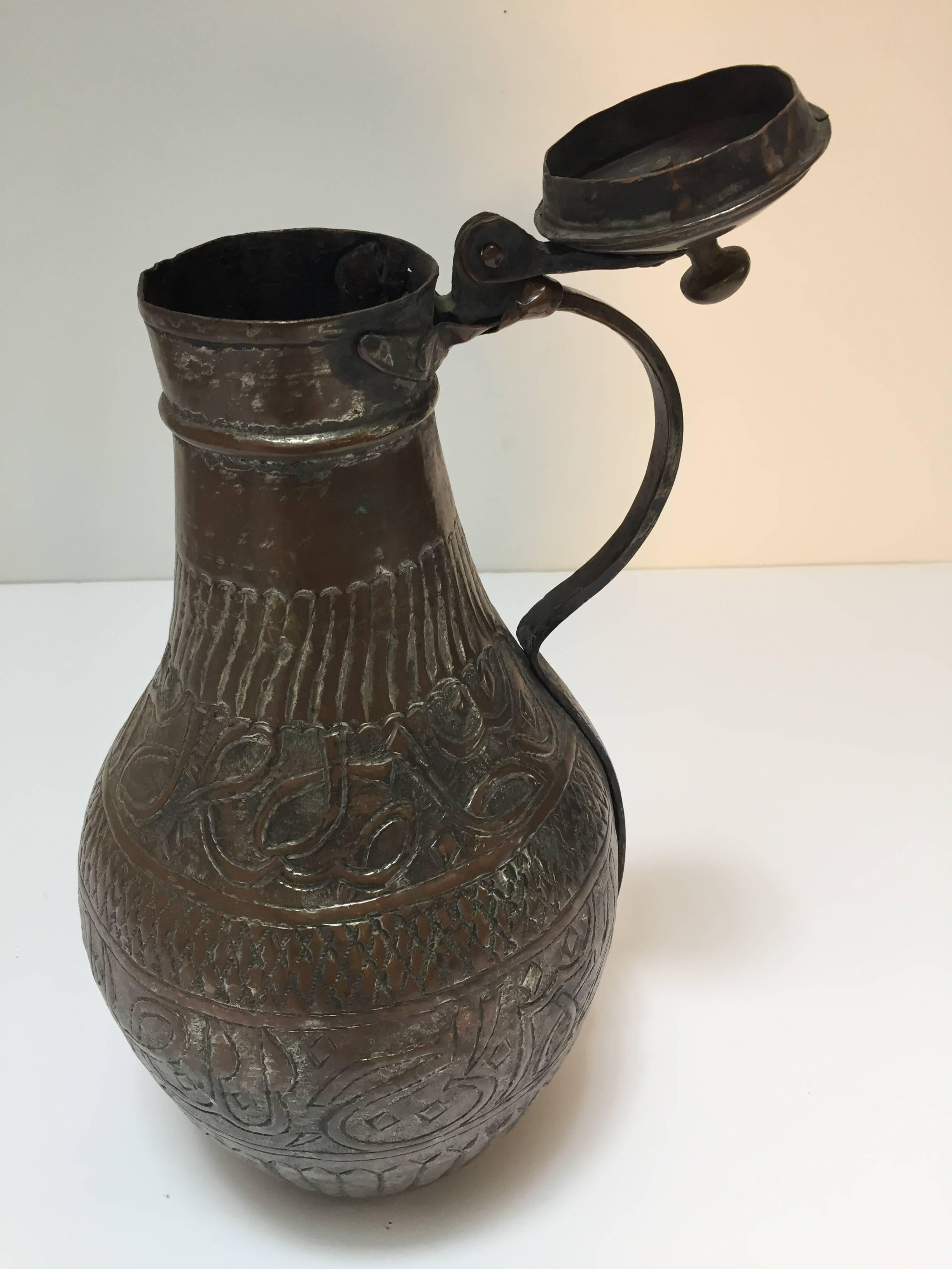 Ancienne aiguière du Moyen-Orient en cuivre teinté 19e siècle Bon état - En vente à North Hollywood, CA