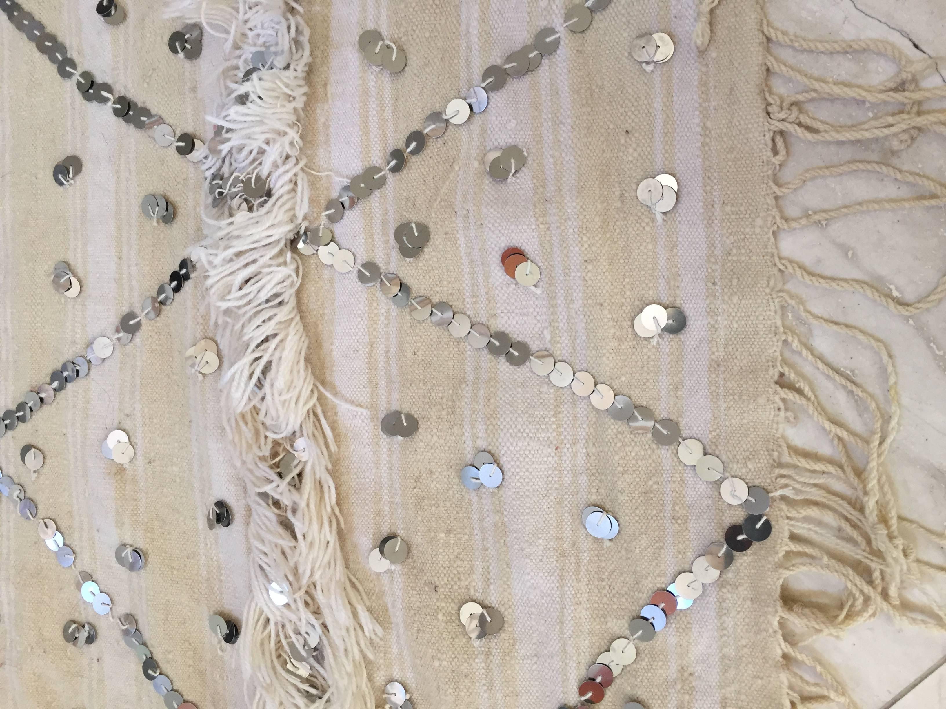 Grand châle tribal marocain original, mariage berbère, couverture. 
Les châles tribaux Zaiane intègrent des quantités de paillettes dans leur conception pour obtenir un effet décoratif impressionnant sur les bandes alternées de fils de laine et de