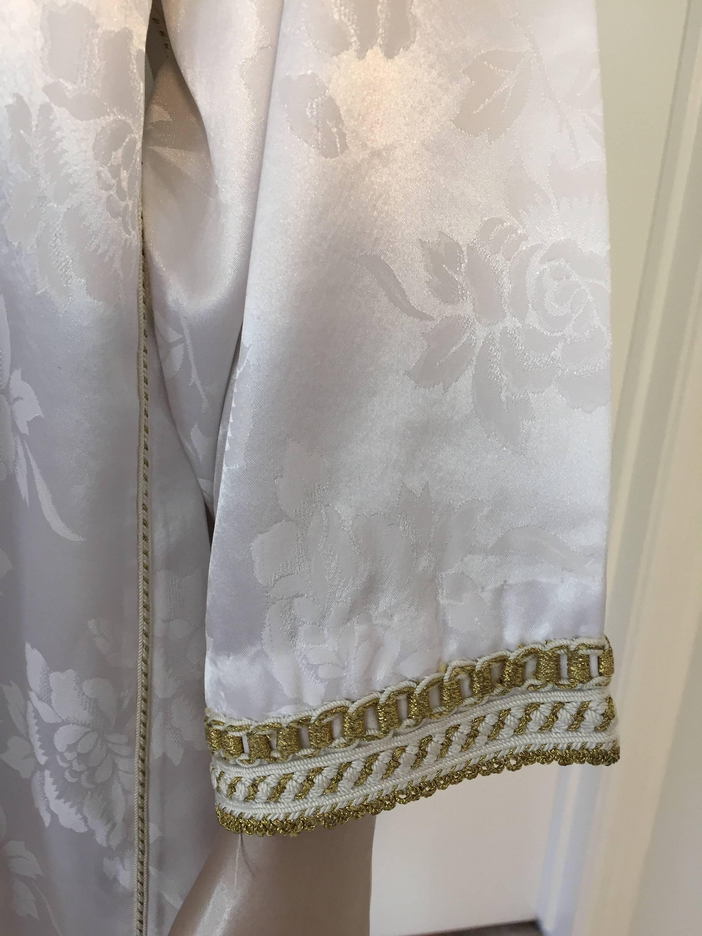 20th Century Moroccan Caftan Gown White Embroidered with Gold Trim, circa 1970 For Sale