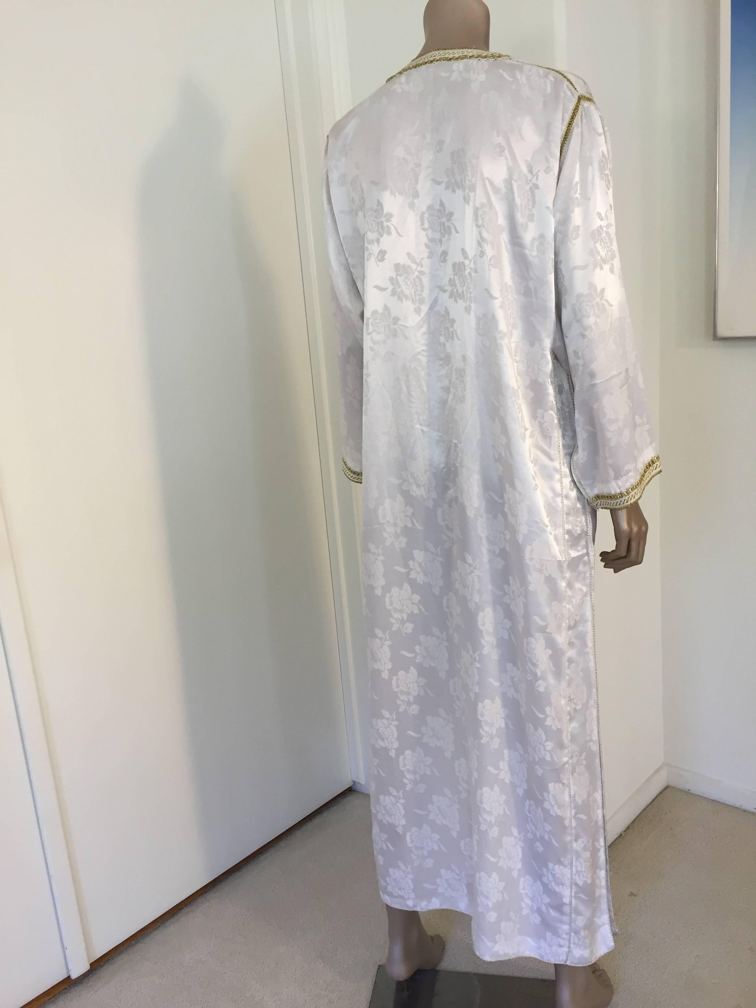 Moroccan Caftan Gown White Embroidered with Gold Trim, circa 1970 For Sale 3