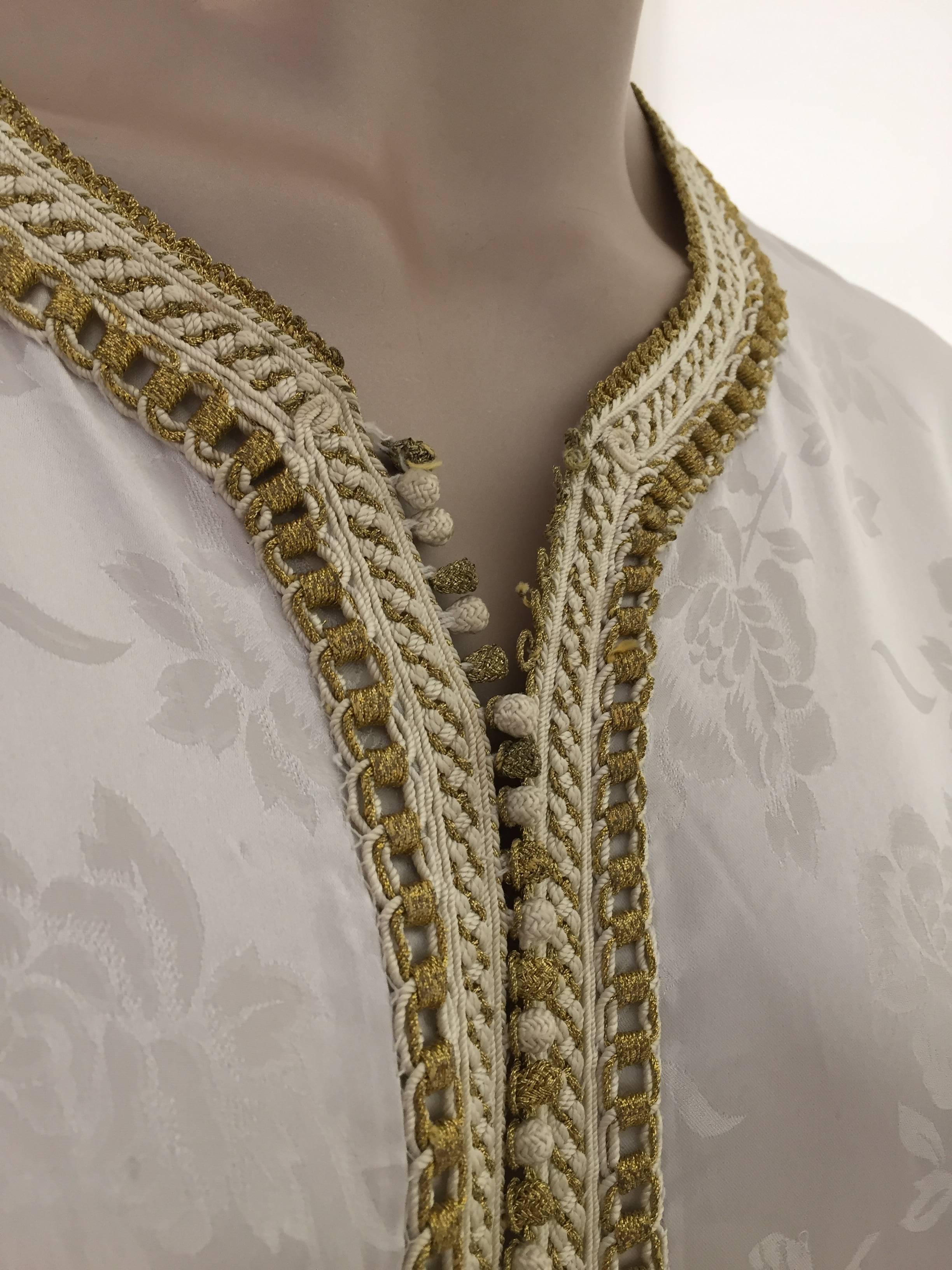 Robe caftan marocaine blanche brodée d'une bordure dorée, circa 1970 en vente 2