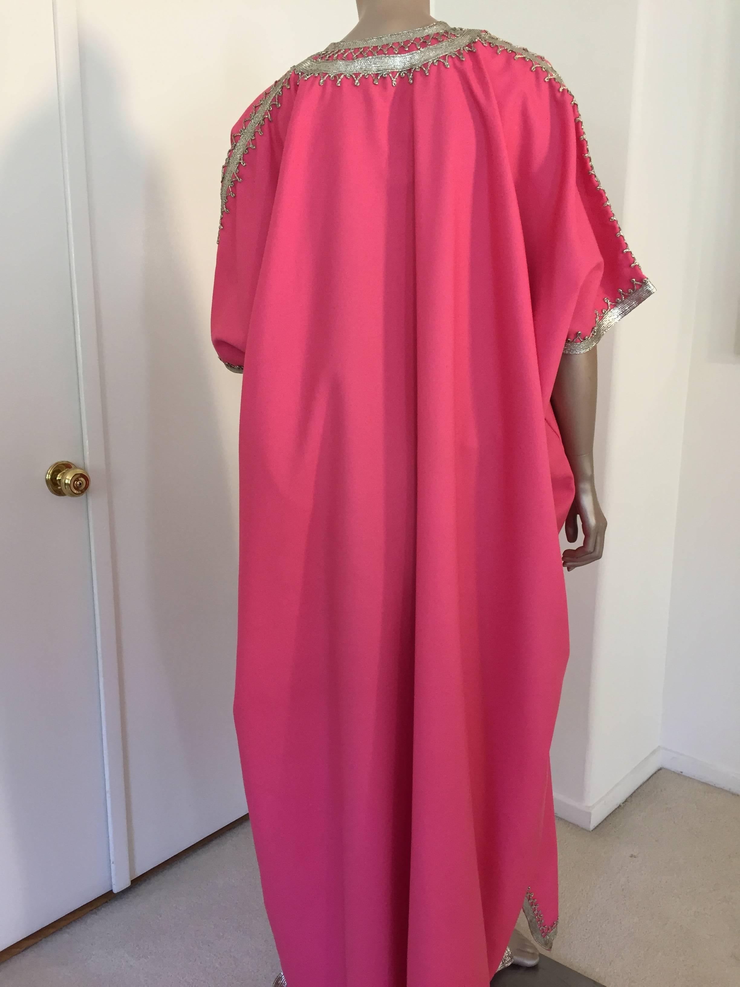 Moroccan Caftan Hot Pink Color Embroidered with Silver, Kaftan circa 1970 For Sale 1