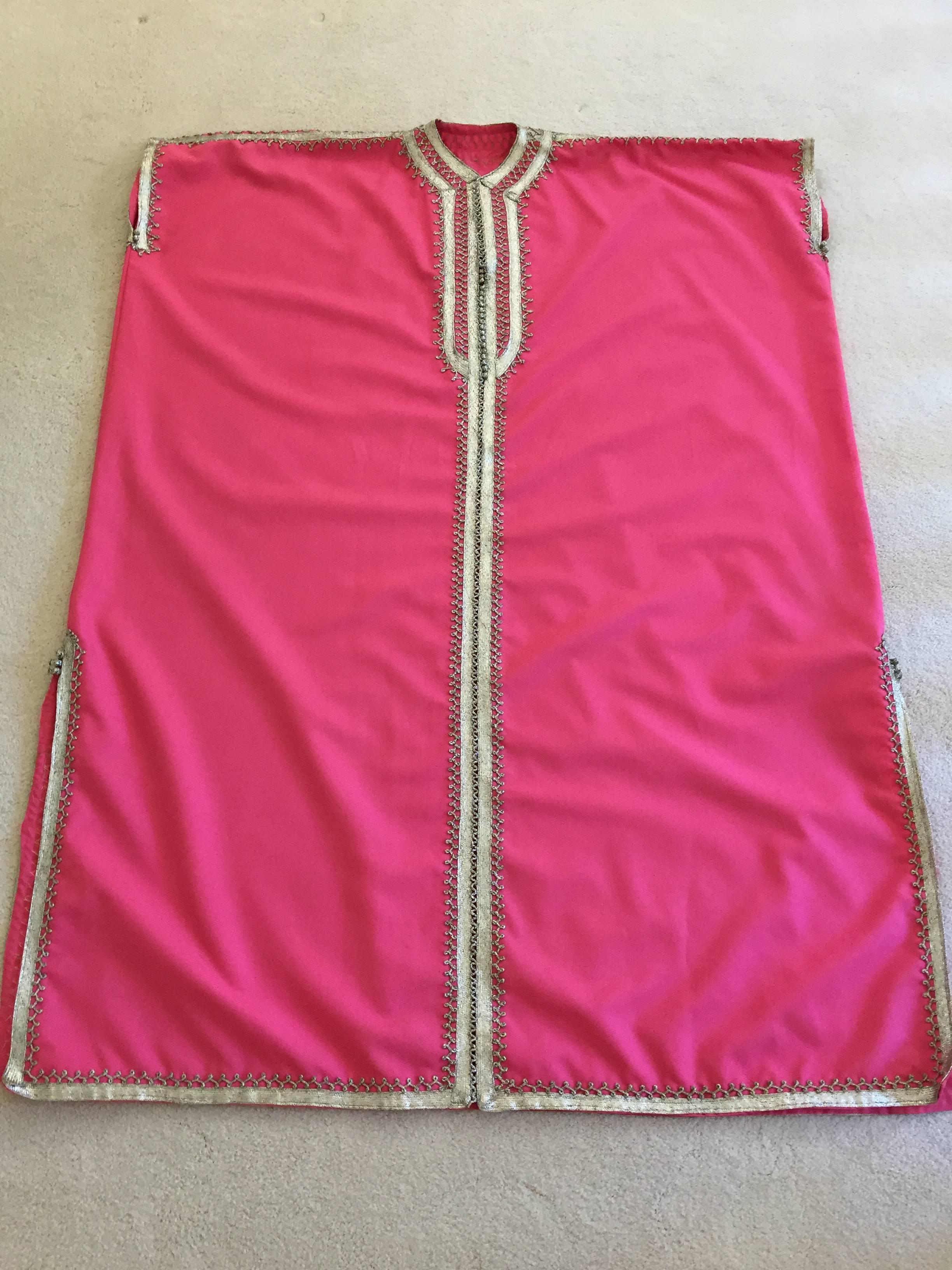 Moroccan Caftan Hot Pink Color Embroidered with Silver, Kaftan circa 1970 For Sale 2