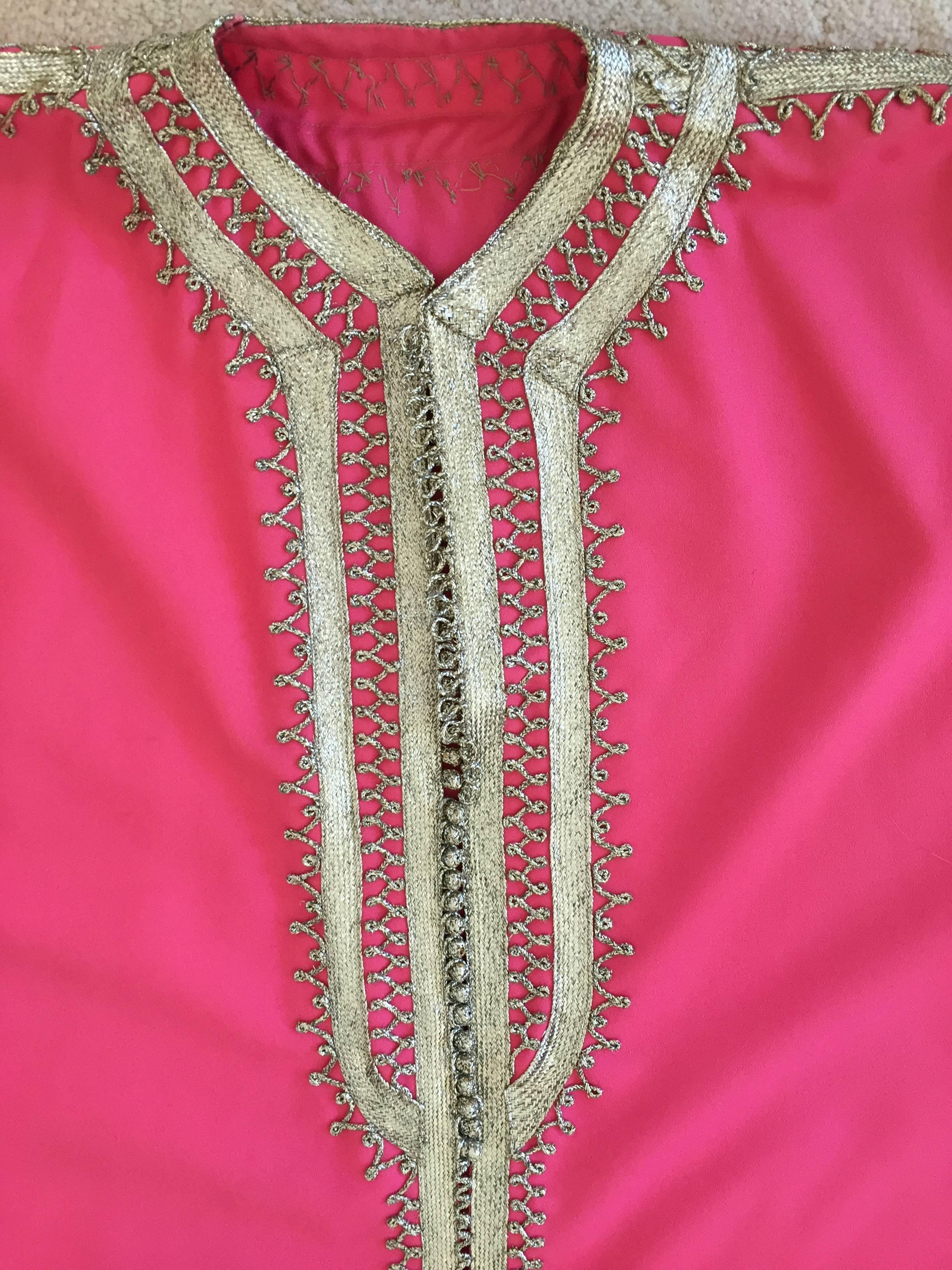 Moroccan Caftan Hot Pink Color Embroidered with Silver, Kaftan circa 1970 For Sale 3